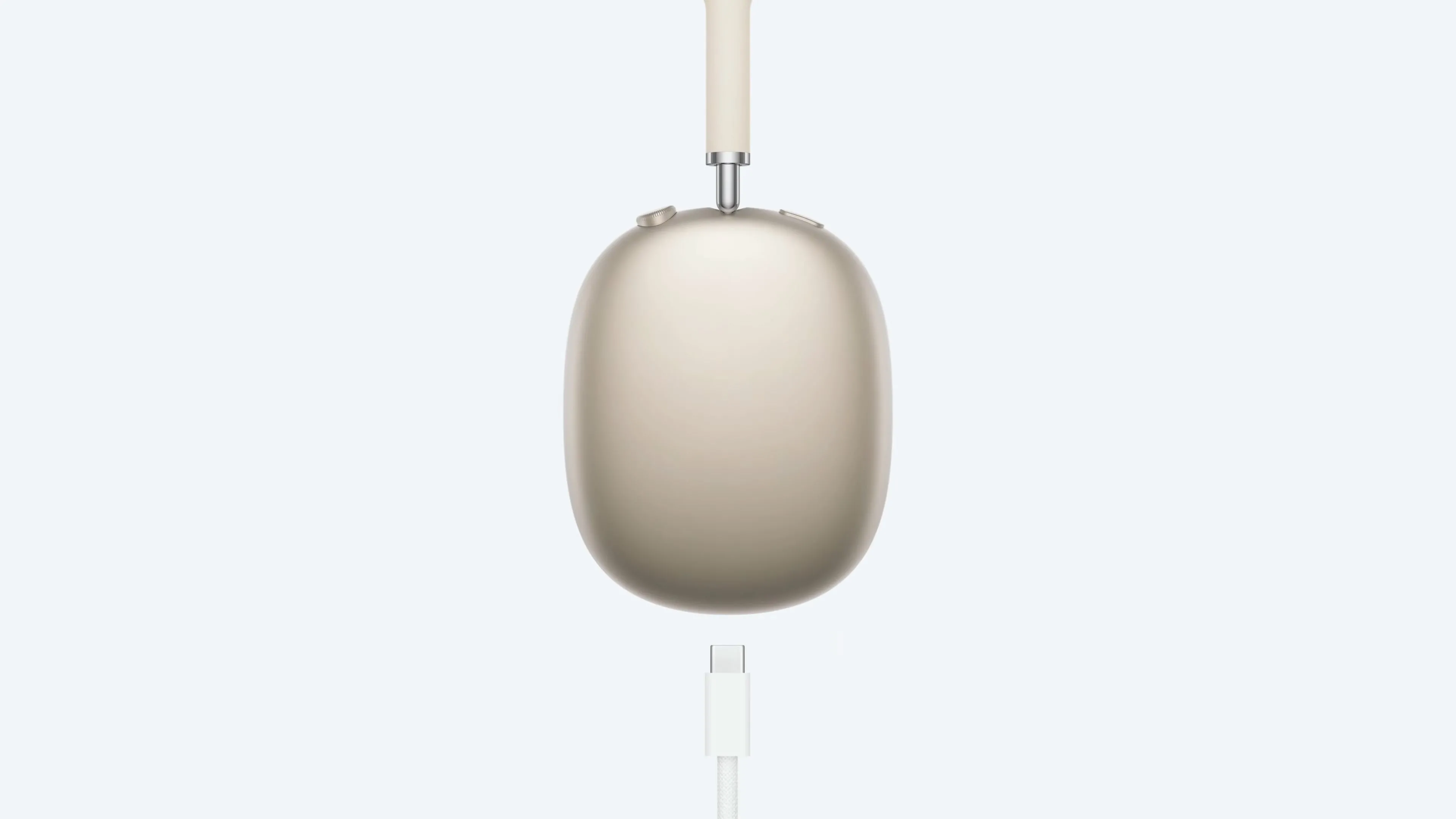 AirPods Max màu Starlight đang sạc qua cáp USB-C