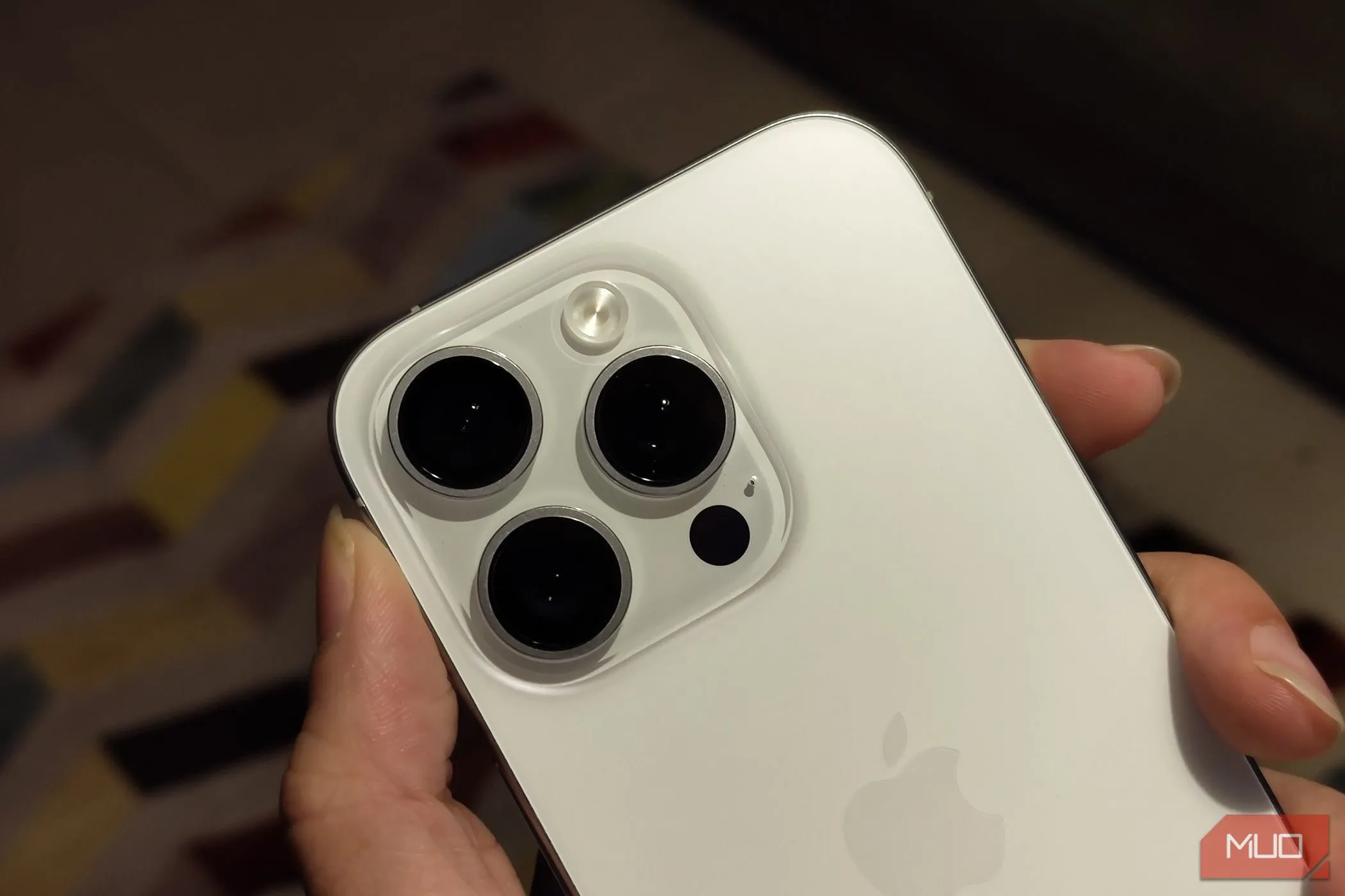Ảnh cận cảnh mặt lưng của một chiếc iPhone, nhấn mạnh tầm quan trọng của việc lựa chọn ốp lưng phù hợp để bảo vệ và thể hiện phong cách