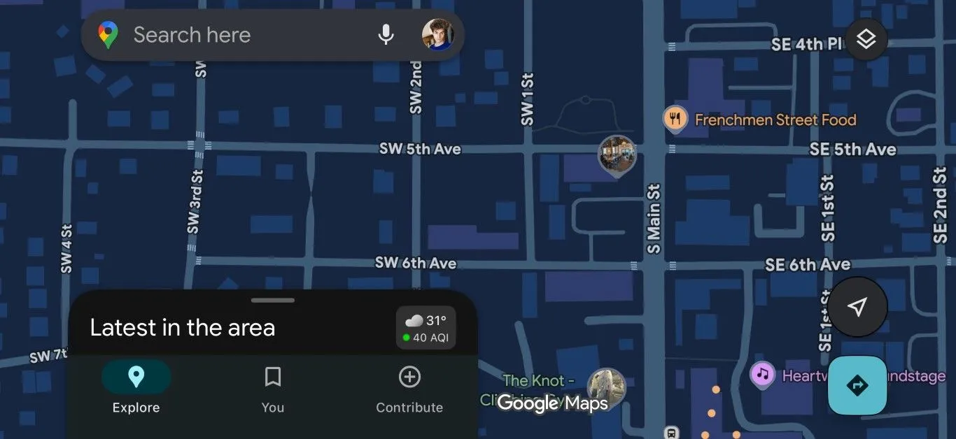 Ảnh chụp màn hình ứng dụng Google Maps ở chế độ tối, hiển thị tuyến đường và bản đồ nền đen