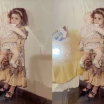 Ảnh một bé gái với búp bê trước và sau khi được AI Picsart khôi phục, cho thấy sự cải thiện rõ rệt về độ sắc nét và mịn da.