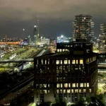 Ảnh panorama toàn cảnh đường chân trời thành phố về đêm với ánh đèn lung linh