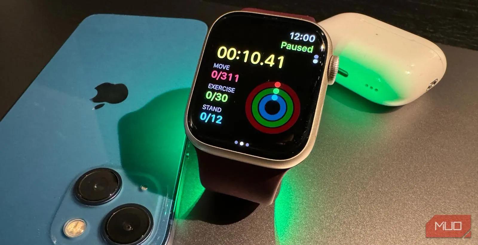 Apple Watch Series 9 đang hiển thị giao diện tập luyện trên màn hình lớn