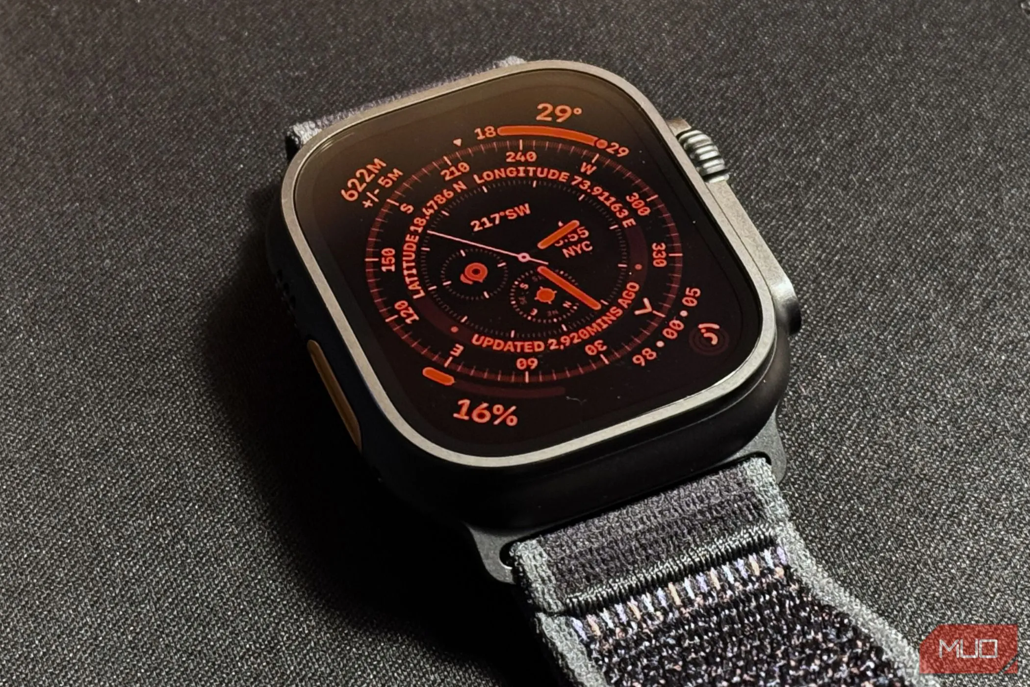 Apple Watch Ultra 2 hiển thị mặt đồng hồ chế độ ban đêm màu đỏ