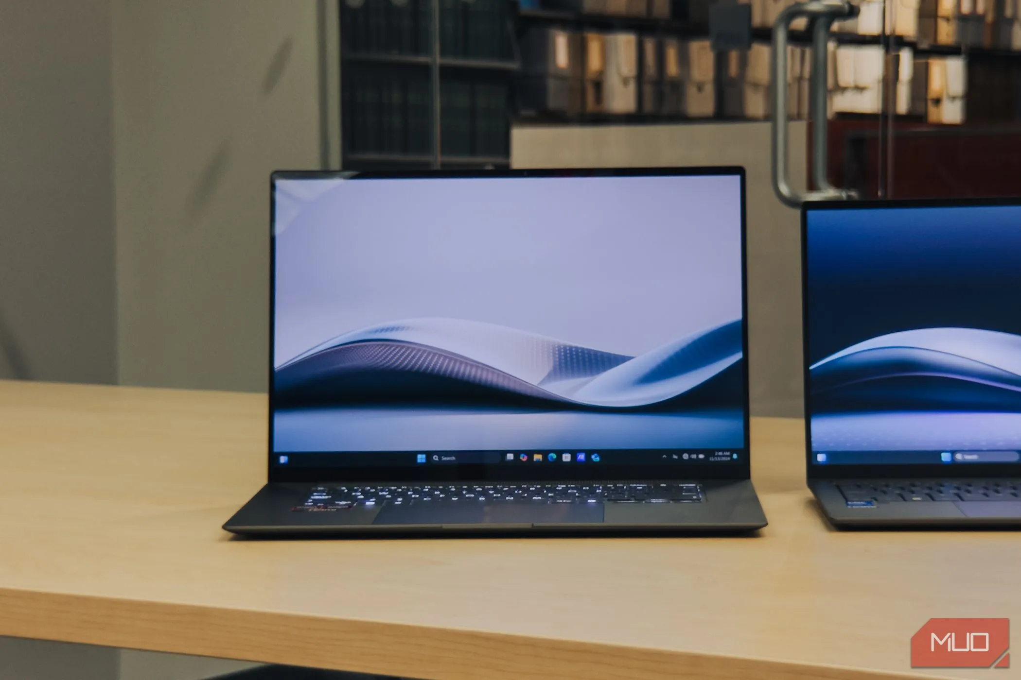 ASUS Zenbook S 16 với màn hình OLED rực rỡ đang hiển thị trên bàn gỗ