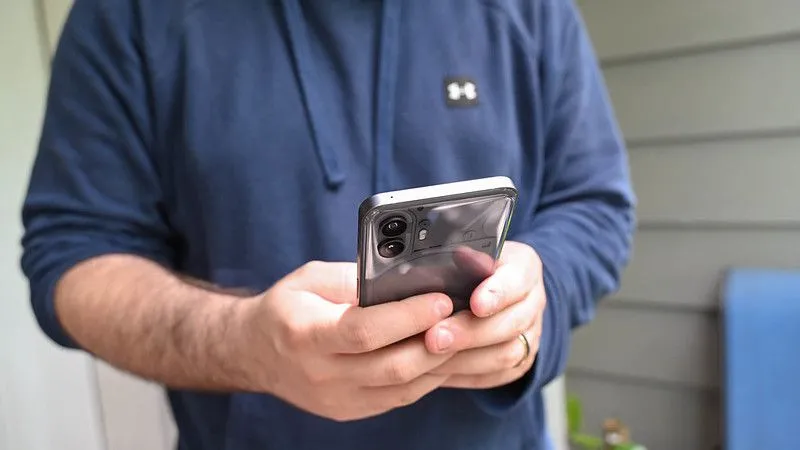 Ba chiếc điện thoại Samsung Galaxy Z Fold5 tượng trưng cho việc tìm kiếm và sử dụng Wi-Fi miễn phí ở nhiều địa điểm