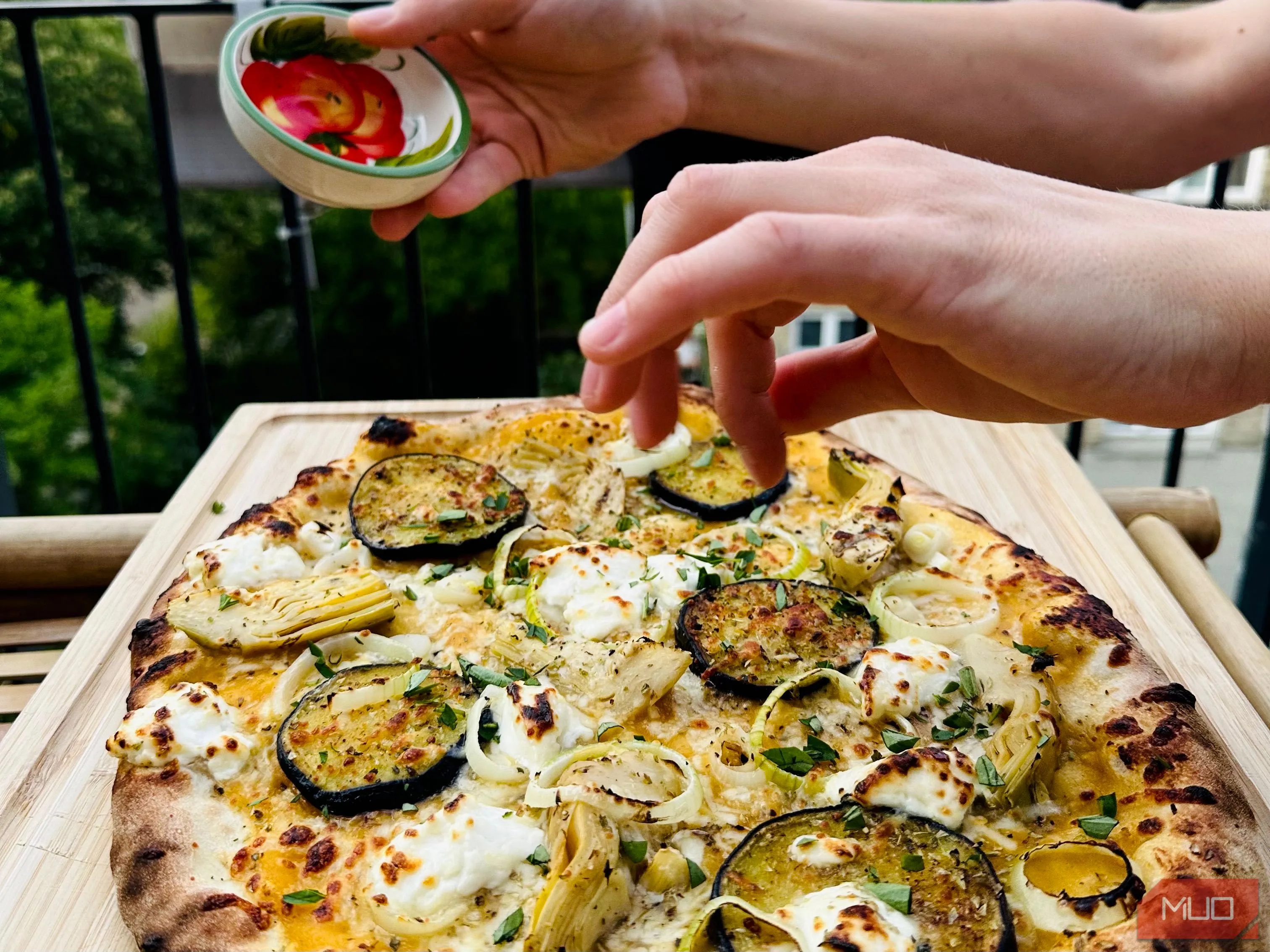 Bạn bè cùng nhau làm pizza tại nhà, ghi lại khoảnh khắc sum vầy và ẩm thực.