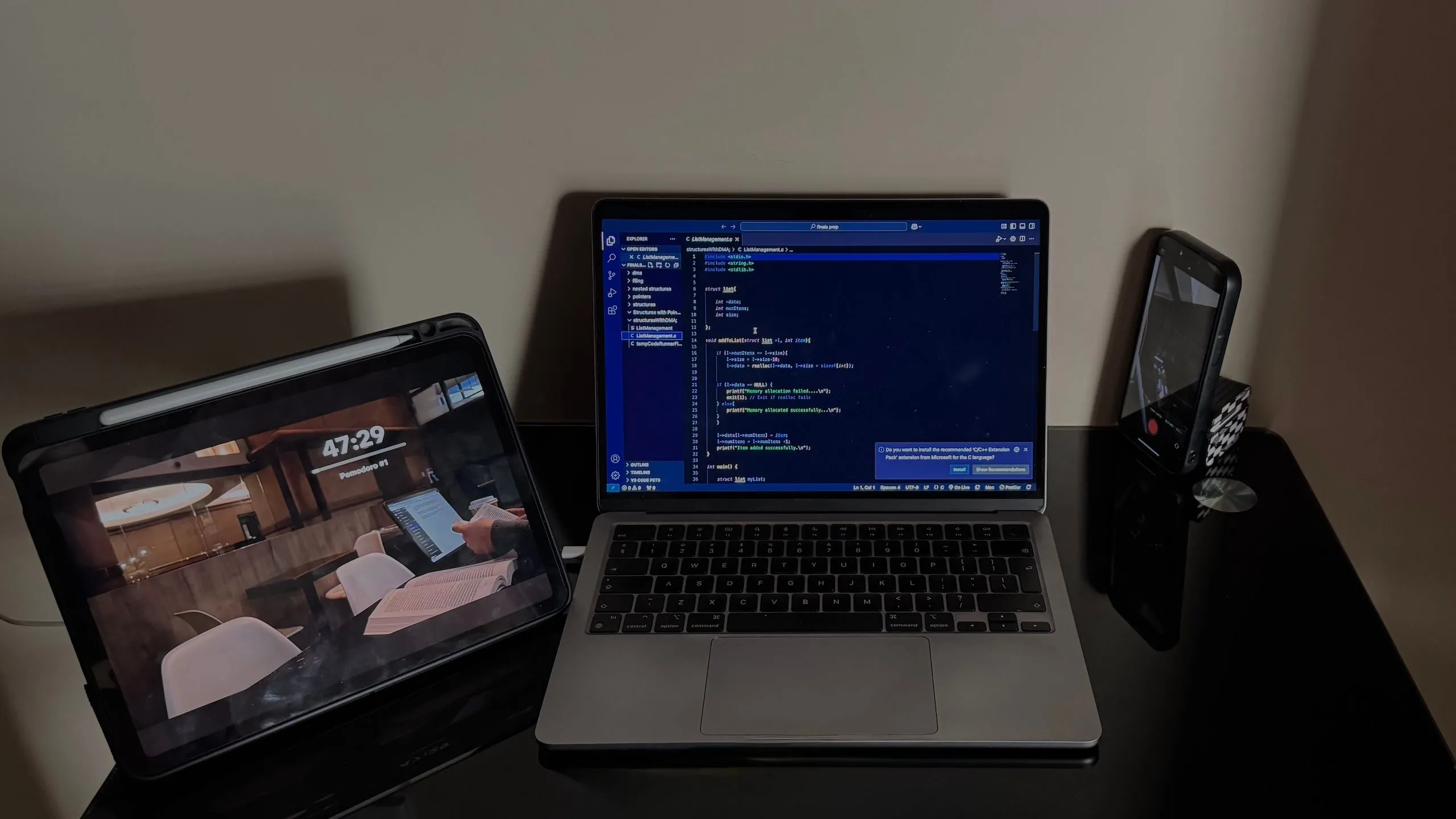 Bàn làm việc với iPad, iPhone và MacBook, minh họa khả năng kết nối và chuyển đổi dễ dàng giữa nhiều thiết bị của bàn phím Logitech Flip Folio.