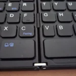 Bản lề bàn phím Bluetooth gập cho thấy cơ chế gấp của thiết bị