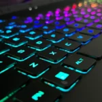 Bàn phím có đèn nền hiển thị các phím tắt Windows 11 để ghim cửa sổ