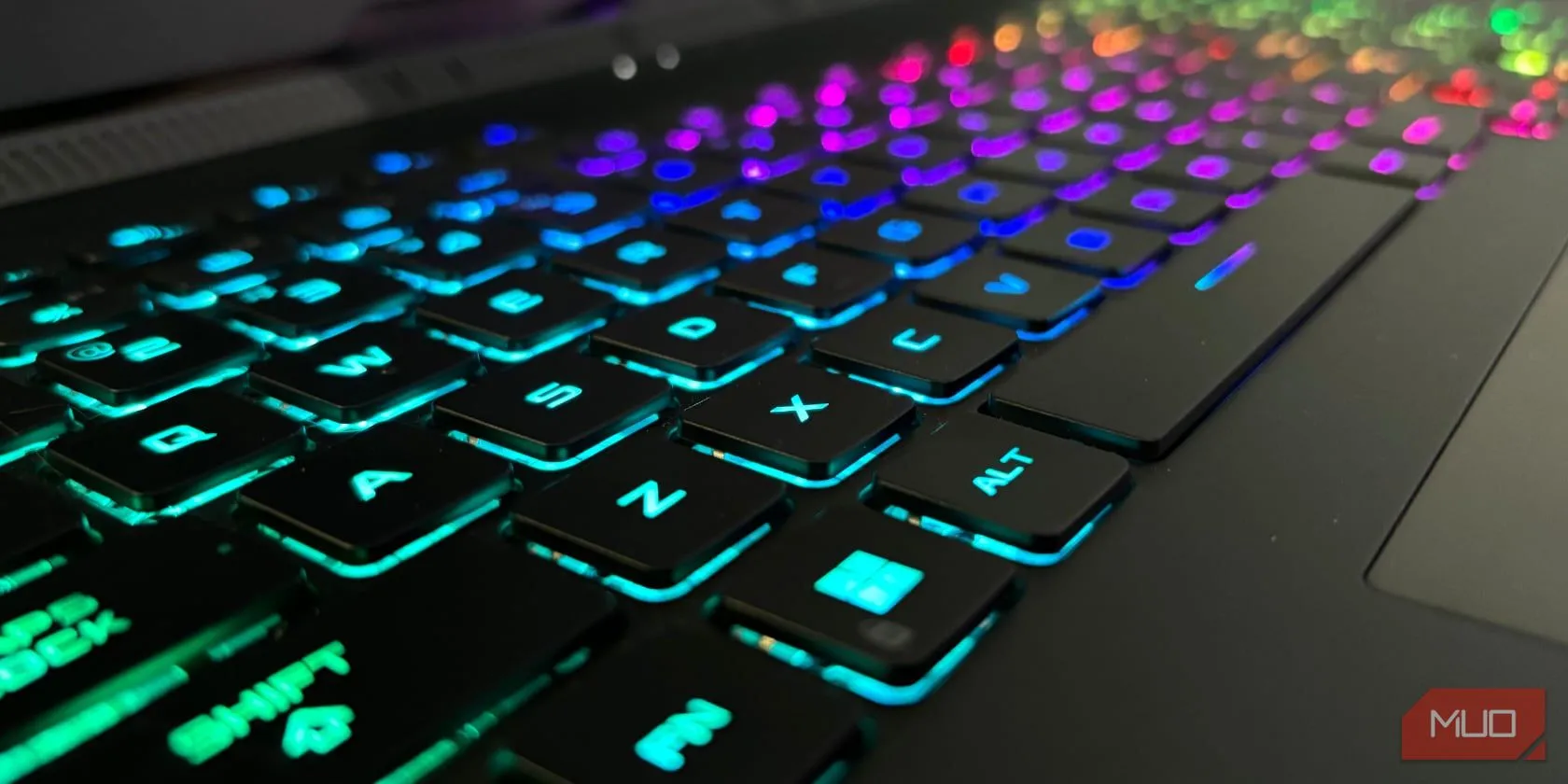 Bàn phím có đèn nền hiển thị các phím tắt Windows 11 để ghim cửa sổ