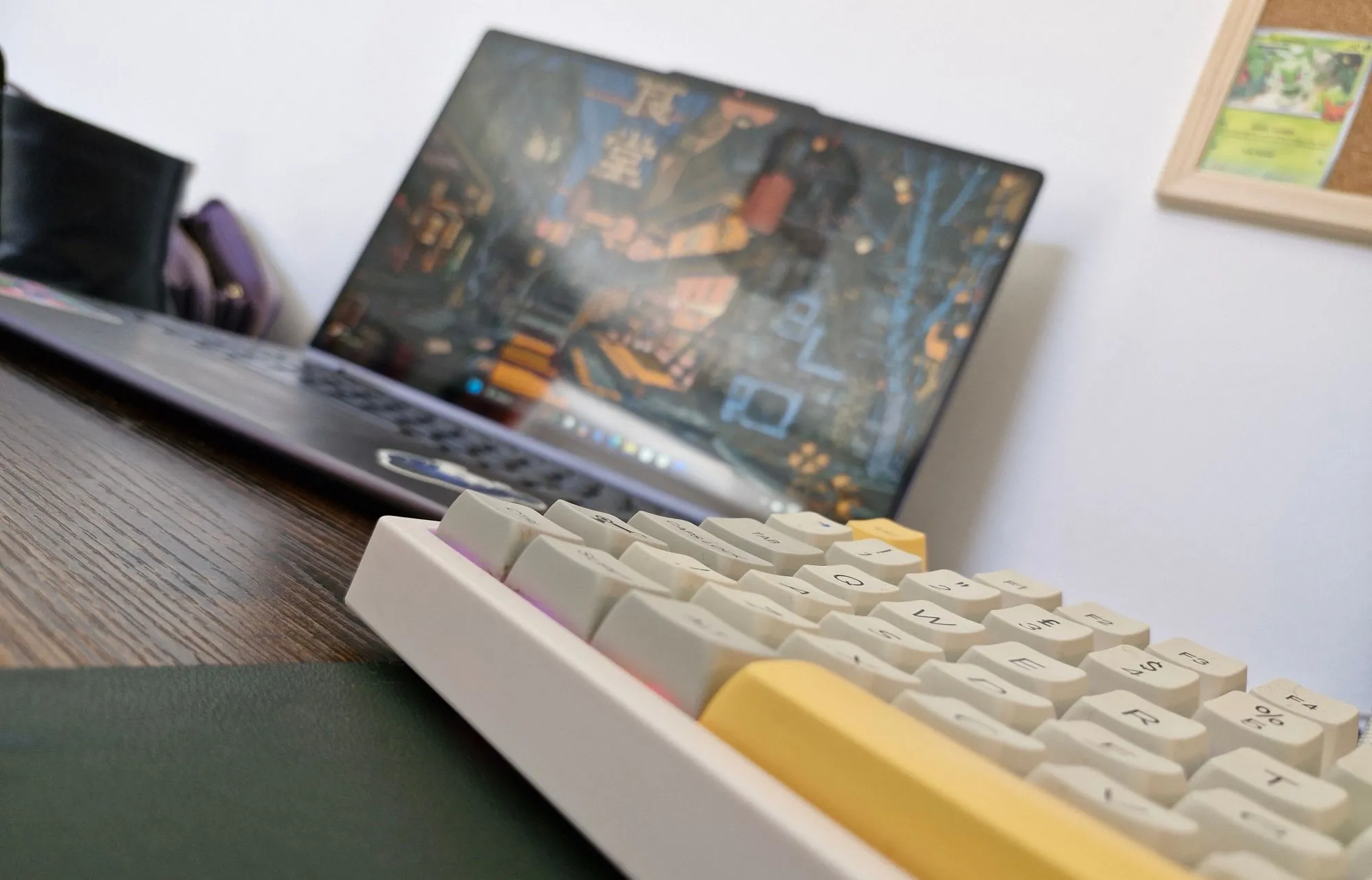 Bàn phím cơ rời và laptop trên bàn làm việc, biểu trưng cho hiệu suất làm việc cao hơn so với máy tính bảng.
