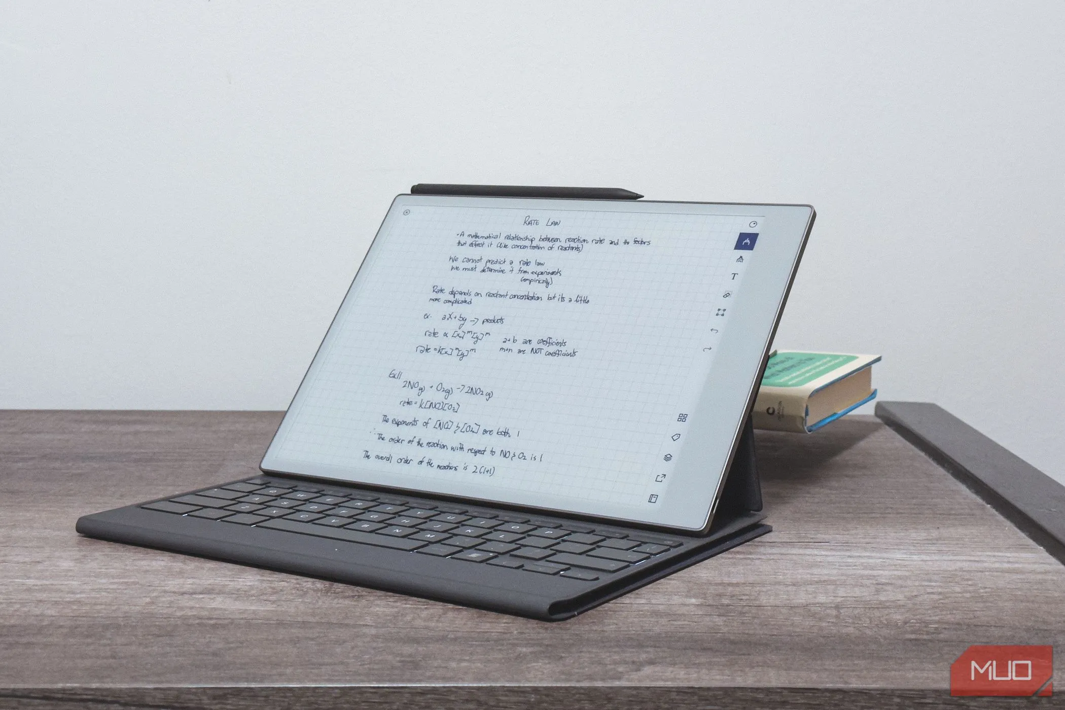 Bàn phím Type Folio gắn với máy tính bảng reMarkable Paper Pro