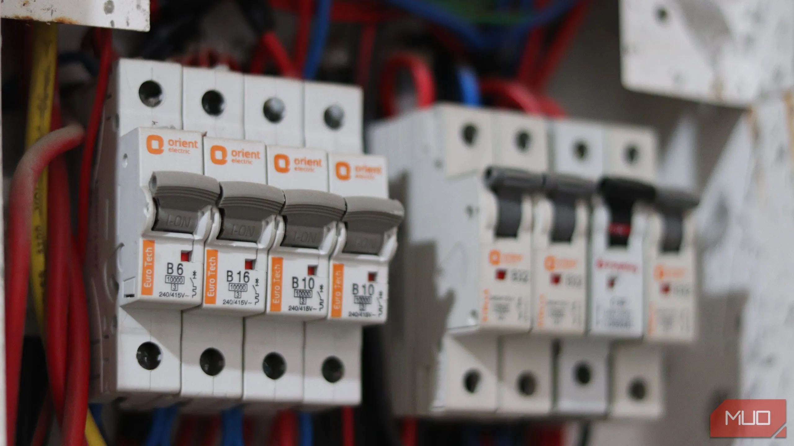 Bảng cầu dao điện với nhiều công tắc ngắt mạch, thể hiện các mạch điện riêng biệt trong hệ thống điện nhà.