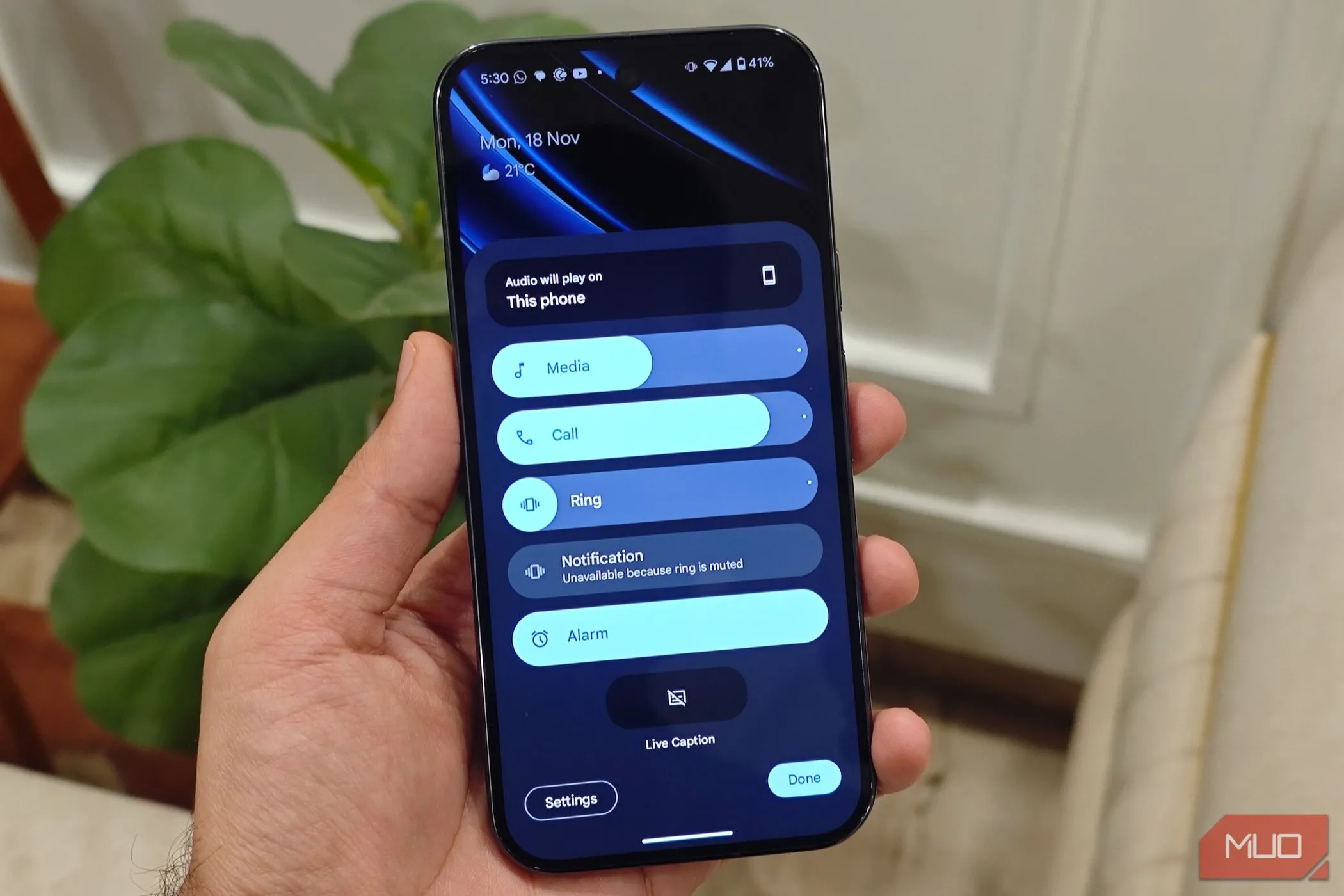 Bảng điều khiển âm lượng chi tiết trên Android 15, cho phép điều chỉnh âm lượng media, chuông, báo thức, cuộc gọi