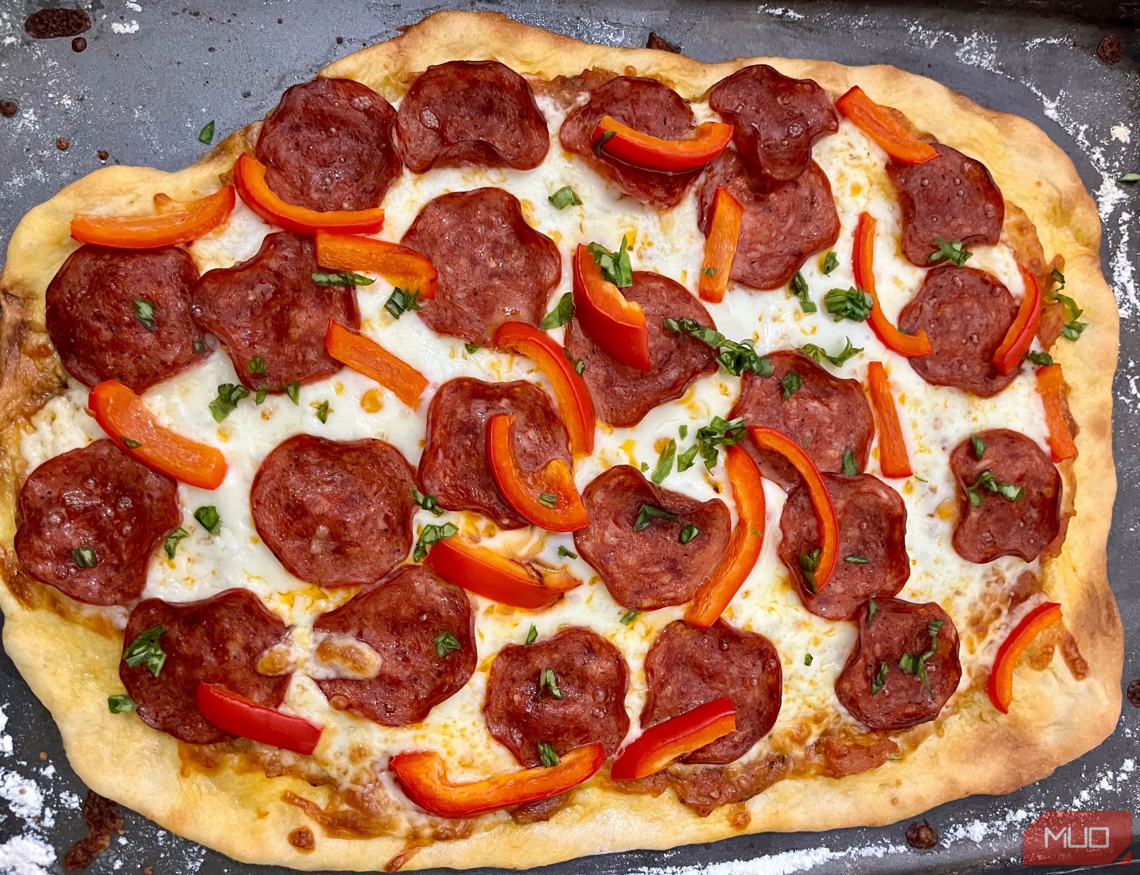 Bánh pizza pepperoni được cắt thành lát, đặt lệch tâm theo quy tắc một phần ba để tạo bố cục hấp dẫn.