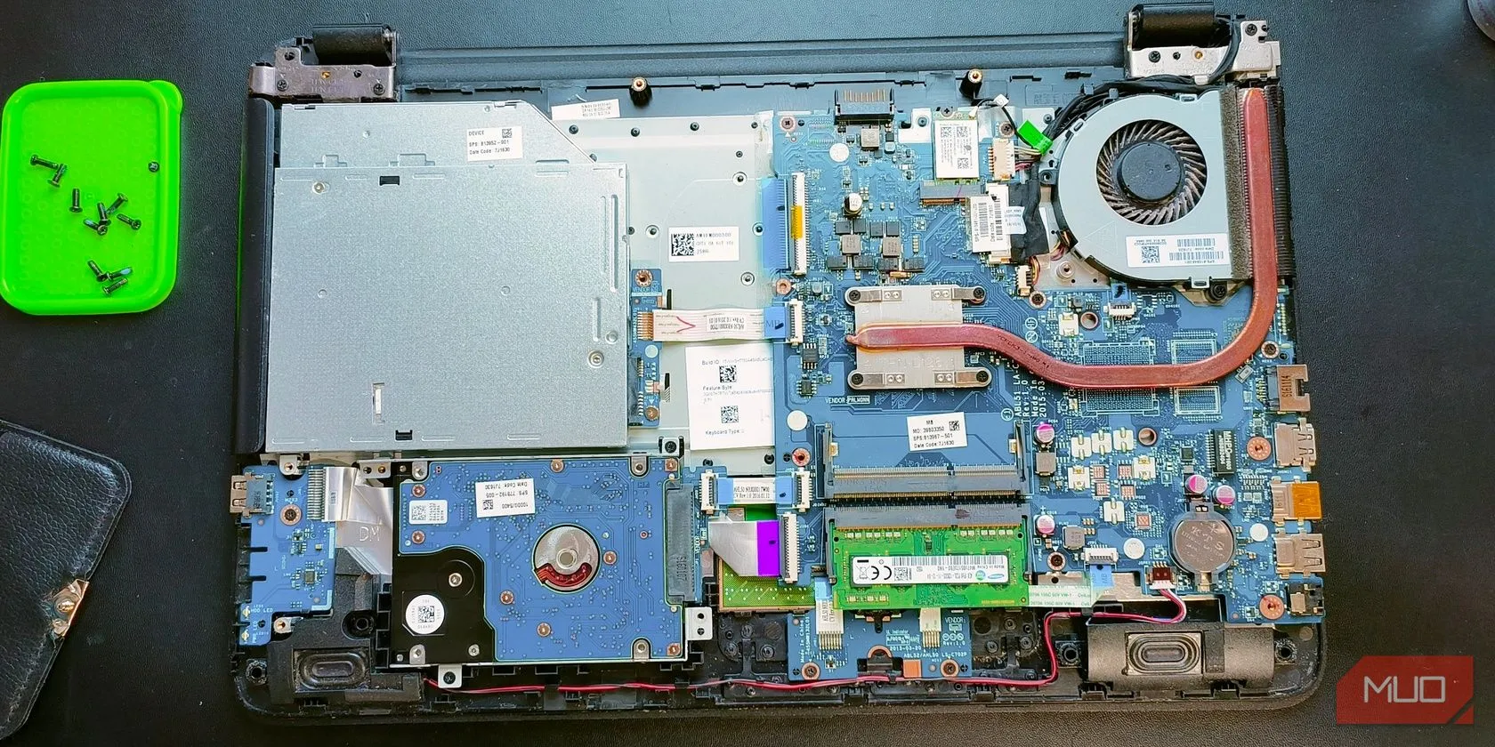 Bên trong laptop lộ rõ các linh kiện và quạt tản nhiệt sau khi tháo nắp lưng