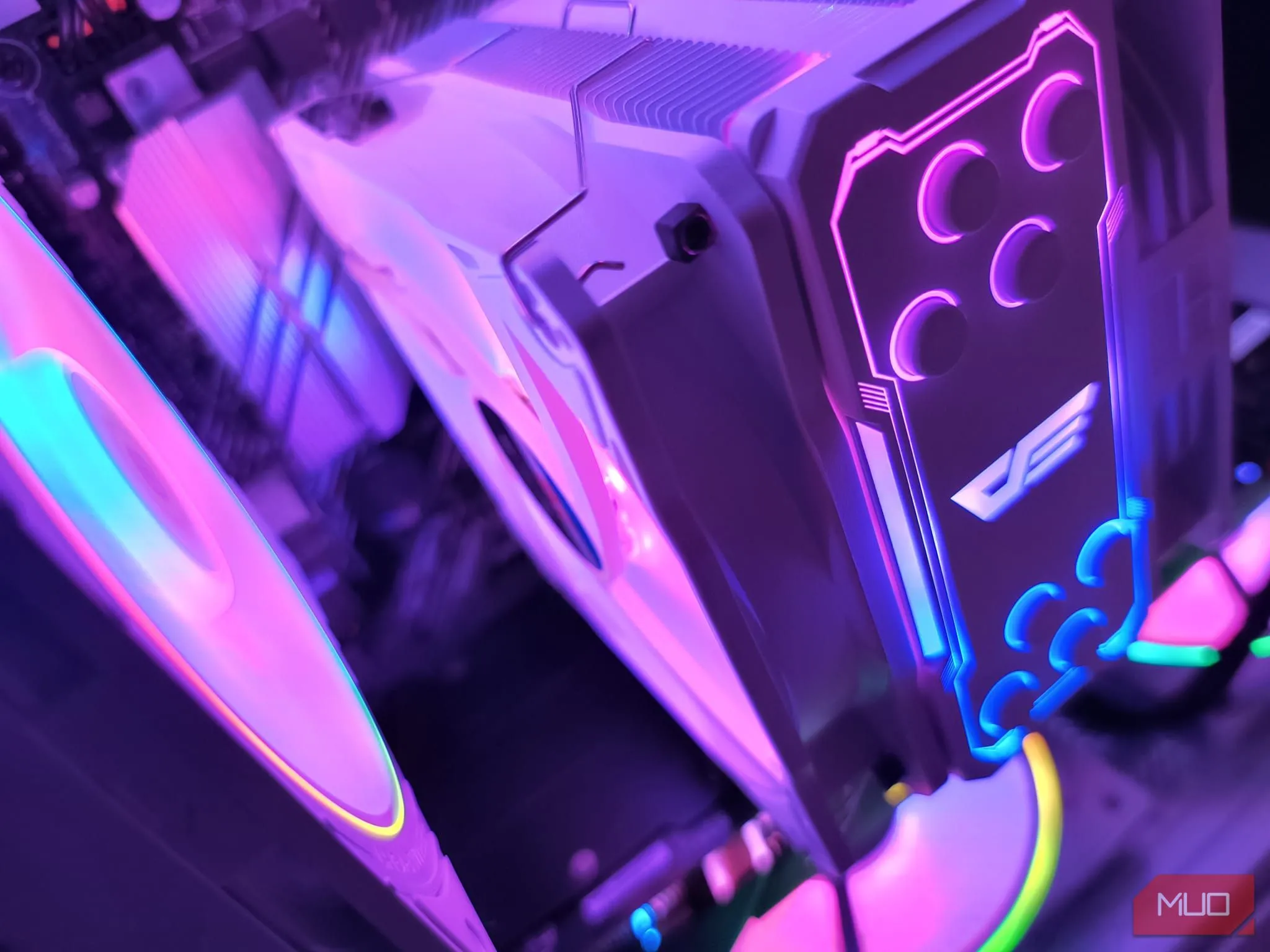 Bên trong một chiếc máy tính tùy chỉnh, thể hiện bộ tản nhiệt CPU