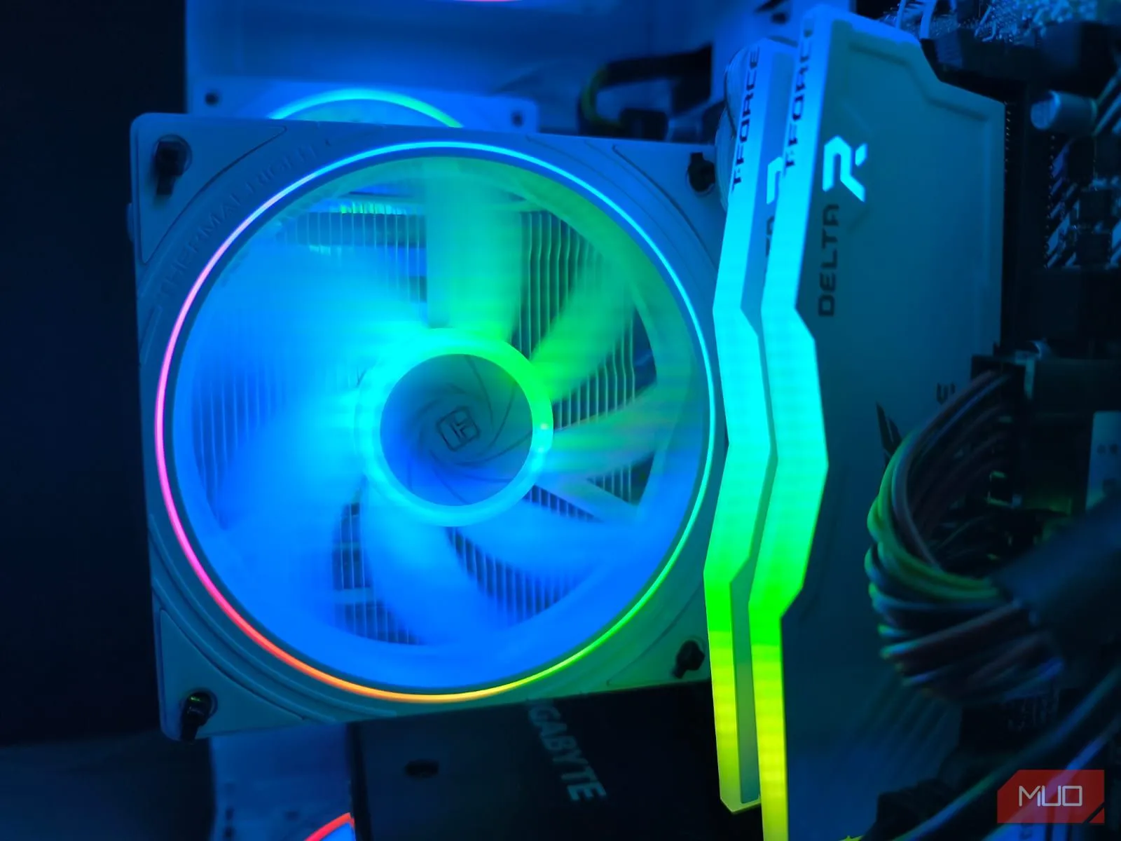 Bên trong một chiếc máy tính tùy chỉnh, thể hiện các thanh RAM có đèn RGB