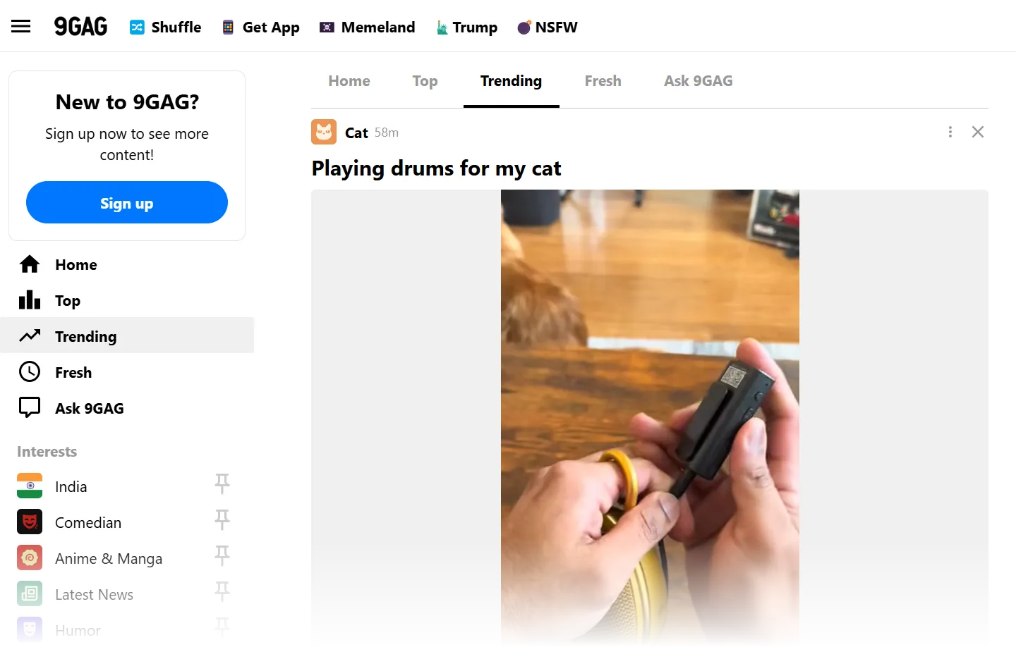 Biểu tượng 9Gag màu trắng trên nền đen, đại diện cho cộng đồng meme và video hài hước