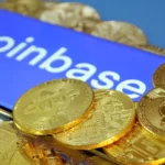 Biểu tượng Coinbase giữa các đồng Bitcoin, minh họa vụ lộ dữ liệu khách hàng trên sàn giao dịch tiền điện tử Coinbase