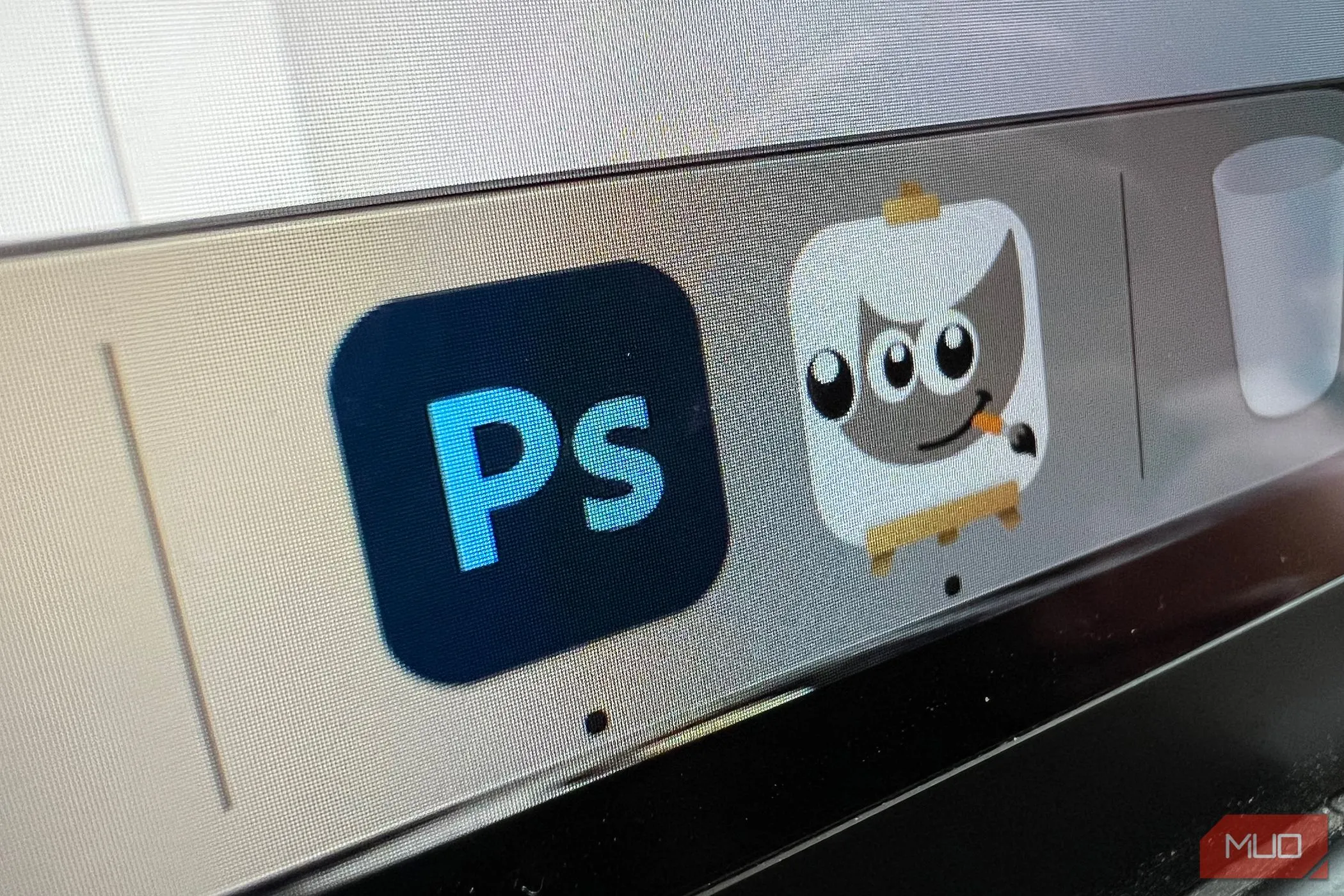 Biểu tượng GIMP và Photoshop trên MacBook, thể hiện sự lựa chọn giữa hai phần mềm chỉnh sửa ảnh