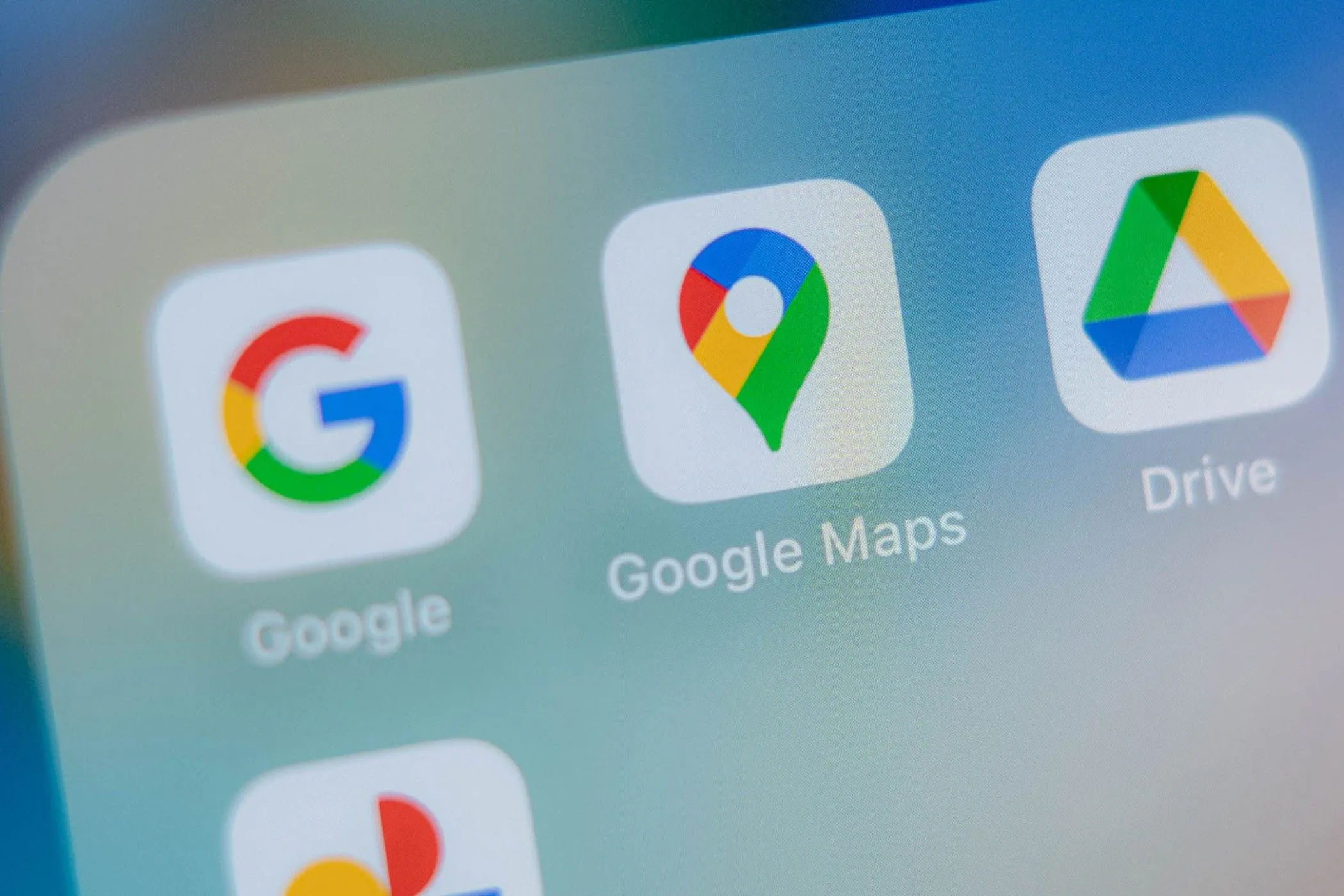 Biểu tượng Google Maps trên màn hình điện thoại, minh họa tính năng Timeline.