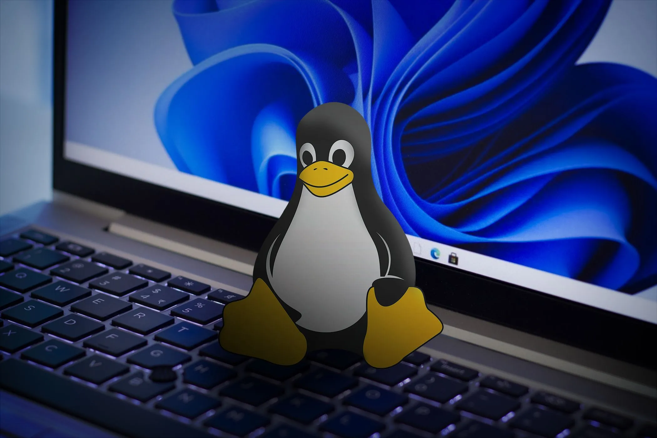 Biểu tượng Linux trên bàn phím laptop, tượng trưng cho một lựa chọn hệ điều hành nhẹ và bảo mật thay thế Windows