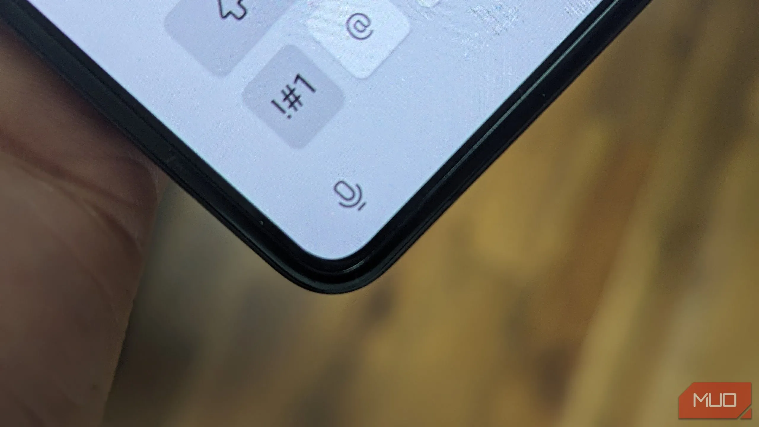 Biểu tượng micro trên bàn phím ảo của Samsung Galaxy Z Fold 5, cho phép chuyển giọng nói thành văn bản.