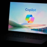 Biểu tượng Microsoft Copilot hiển thị trên màn hình laptop Windows