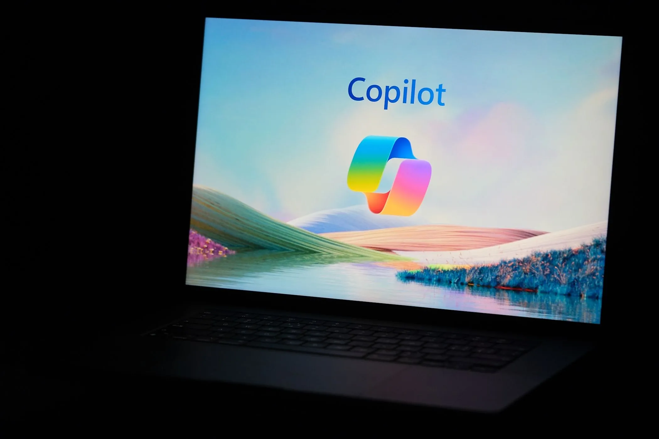 Biểu tượng Microsoft Copilot hiển thị trên màn hình laptop Windows