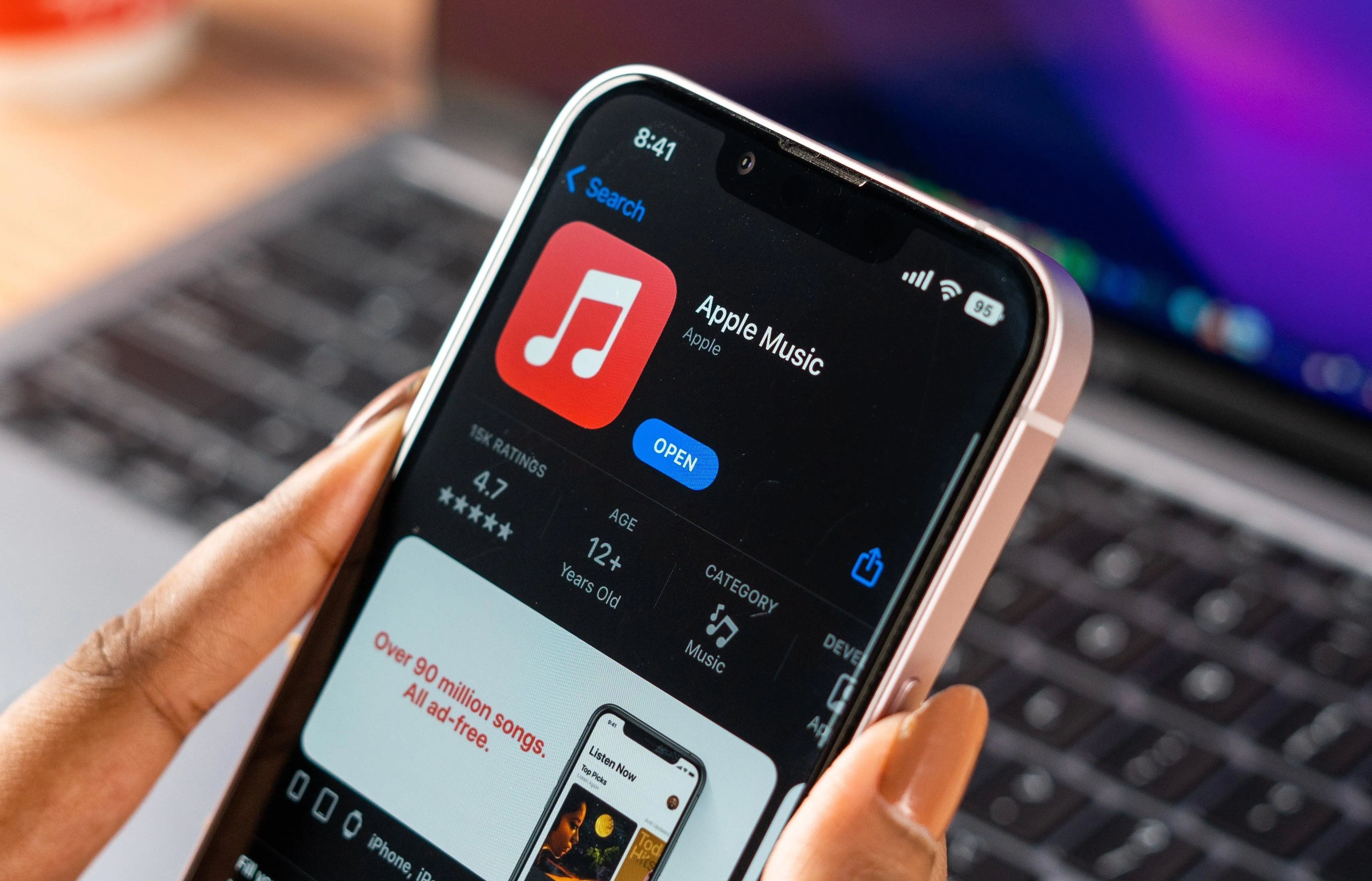 Biểu tượng ứng dụng Apple Music hiển thị trên màn hình điện thoại, thể hiện khả năng tích hợp của nền tảng này