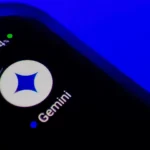 Biểu tượng ứng dụng Gemini trên điện thoại thông minh, minh họa cho sự phát triển của trợ lý AI Google