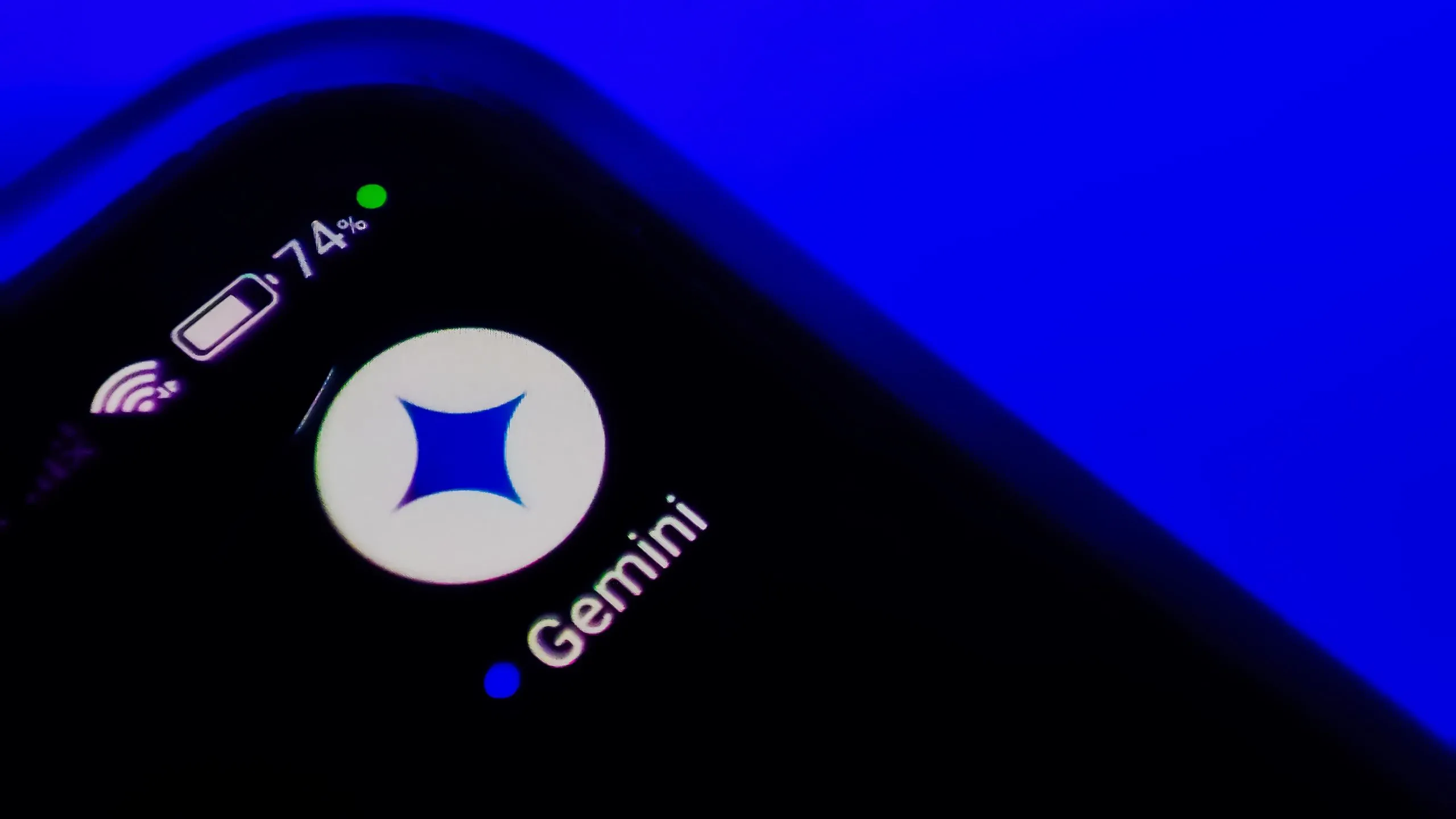 Biểu tượng ứng dụng Gemini trên điện thoại thông minh, minh họa cho sự phát triển của trợ lý AI Google