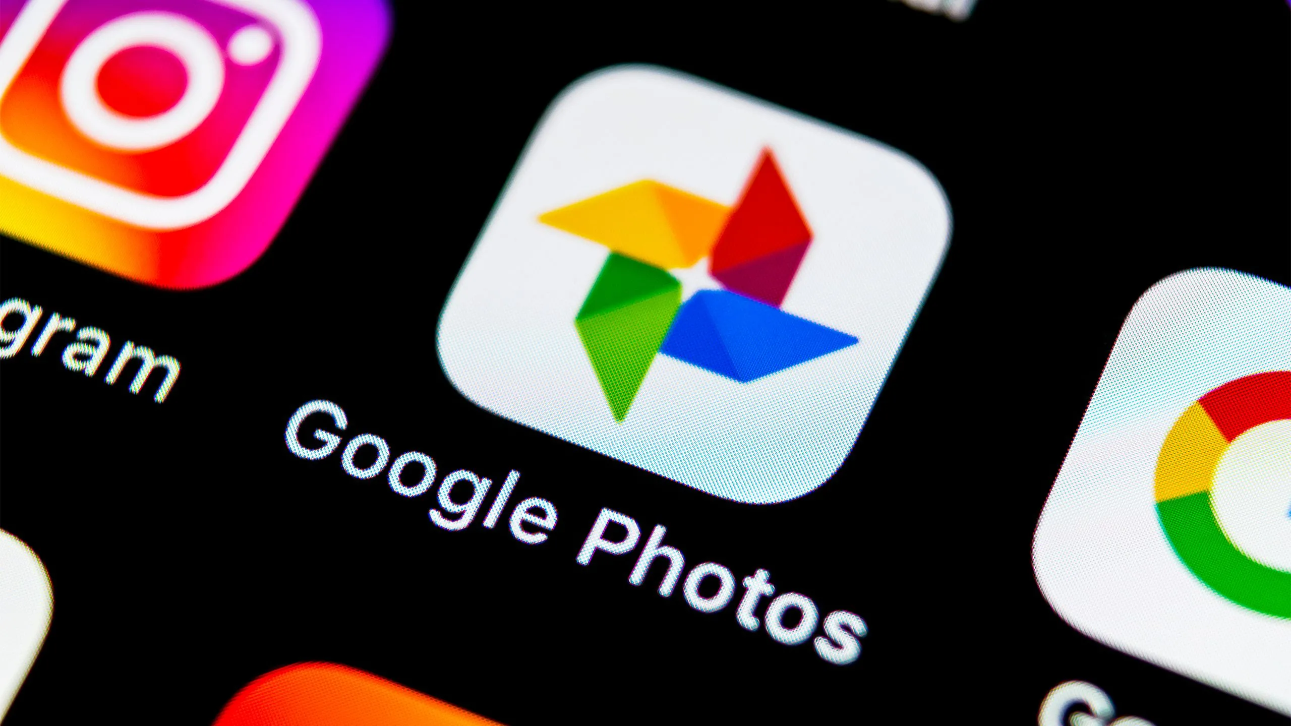Biểu tượng ứng dụng Google Photos trên màn hình điện thoại thông minh