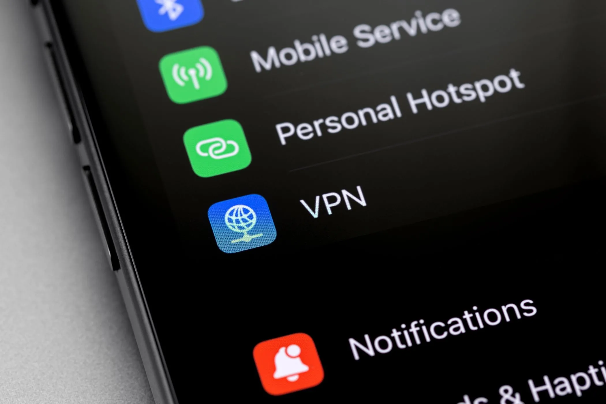 Biểu tượng VPN hiển thị trên màn hình điện thoại thông minh, tượng trưng cho việc kết nối qua mạng riêng ảo.