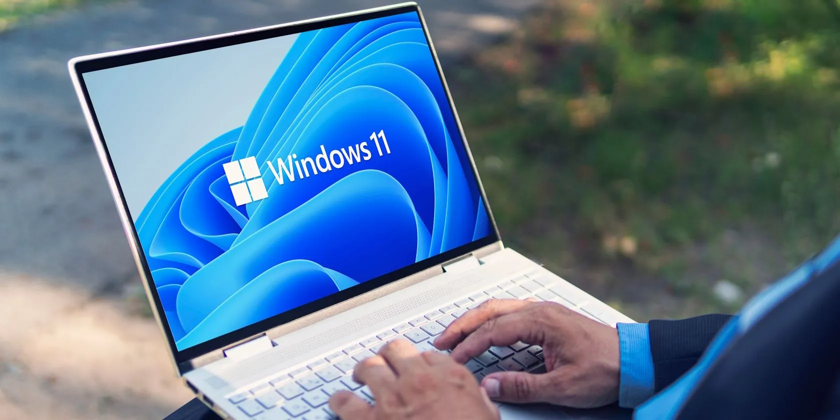 Biểu tượng Windows 11 sáng rõ trên màn hình laptop, minh họa hệ điều hành đang hoạt động hiệu quả.