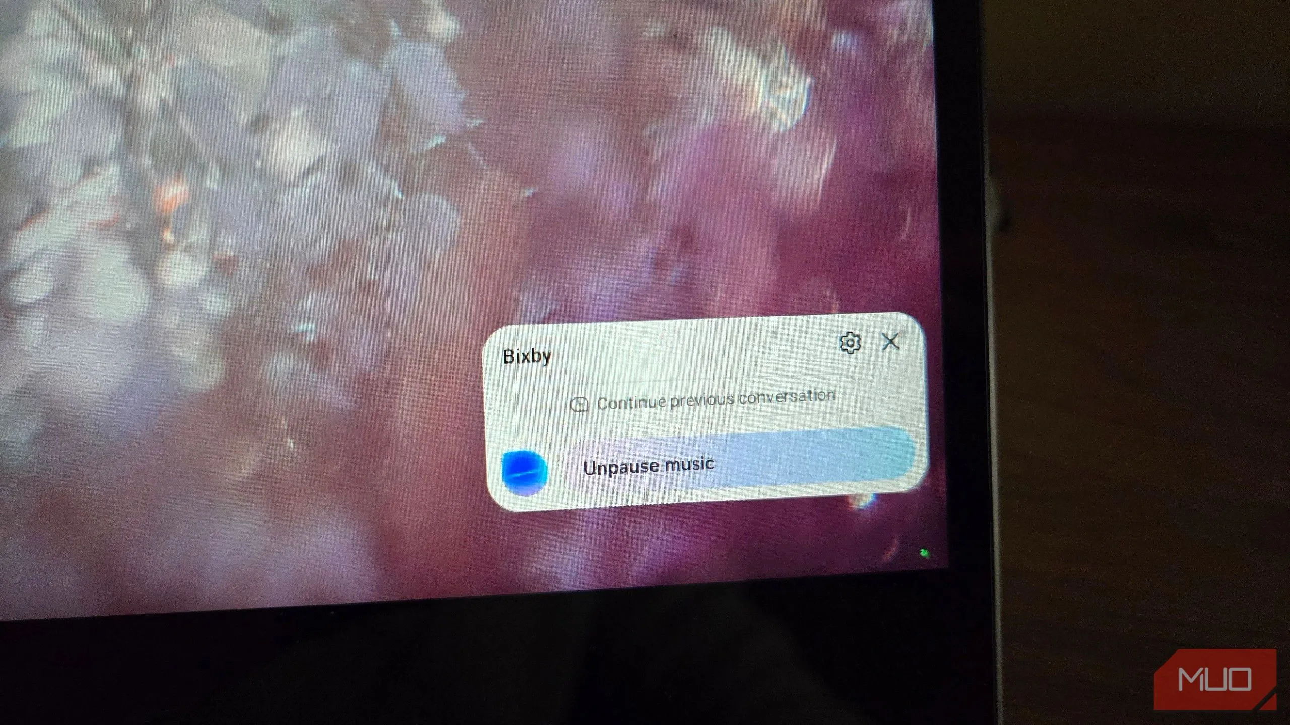 Bixby đang tiếp tục phát nhạc trong môi trường Samsung DeX, minh họa khả năng điều khiển âm thanh bằng giọng nói.