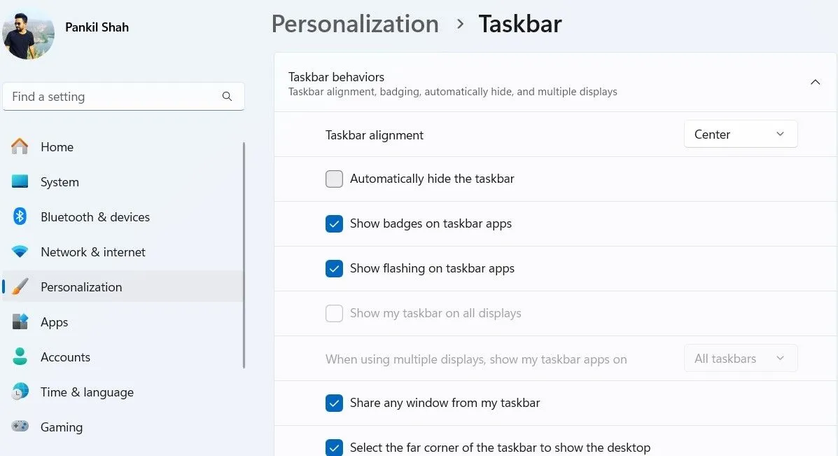 Bỏ chọn tự động ẩn Taskbar trong Cài đặt Windows 11.