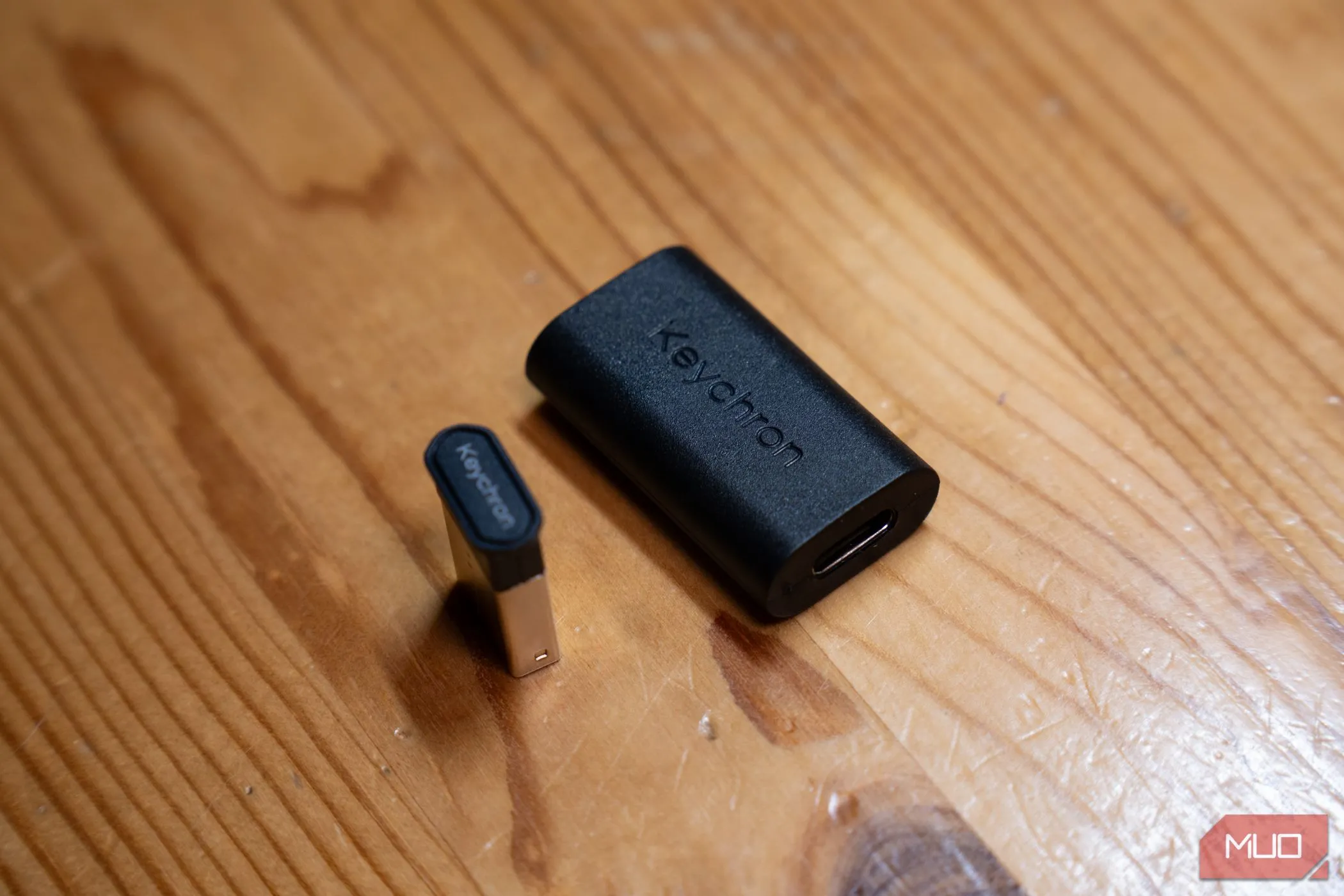 Bộ chuyển đổi USB 2.4 GHz nhỏ gọn của Keychron K8 Max, minh họa tùy chọn kết nối không dây tốc độ cao.