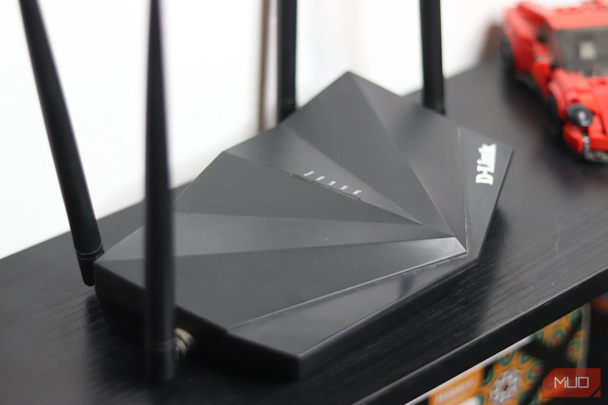 Bộ định tuyến Wi-Fi cũ với các cổng kết nối, tượng trưng cho điểm truy cập từ xa.