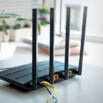 Bộ định tuyến Wi-Fi hiện đại với bốn ăng-ten, biểu tượng cho trung tâm kết nối mạng gia đình