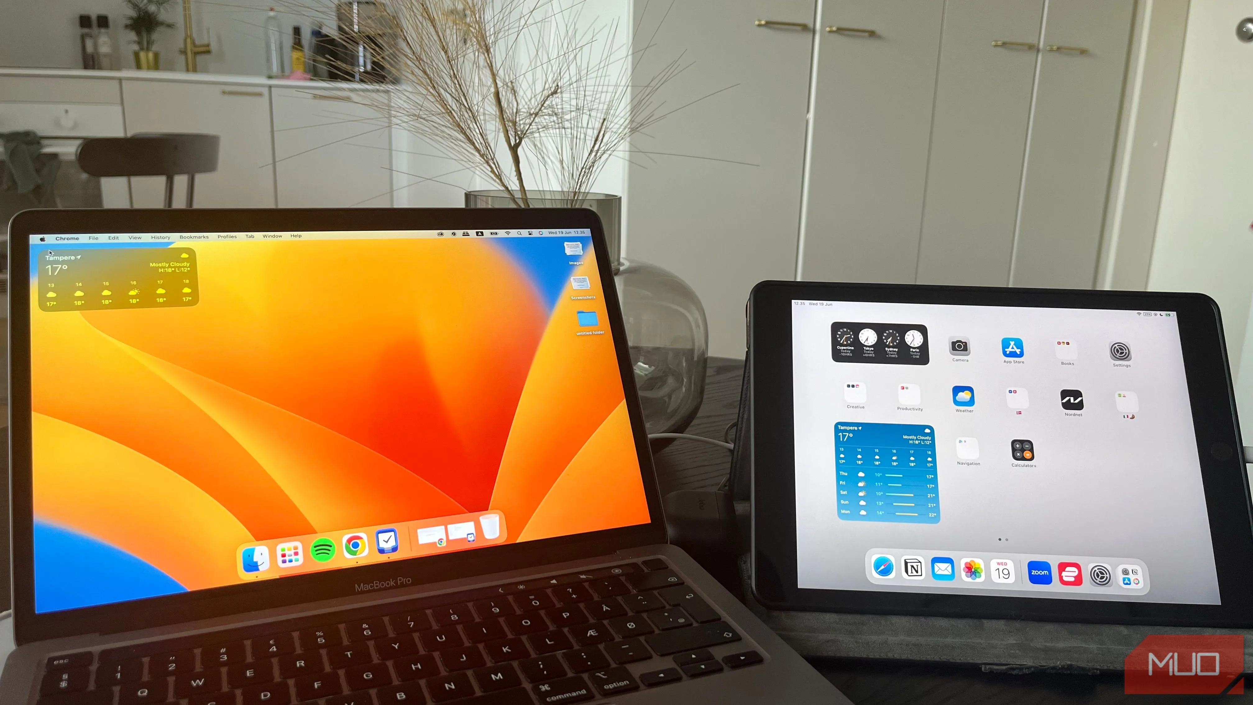Bộ đôi MacBook và iPad cạnh nhau, minh họa iPad làm màn hình phụ hiệu quả