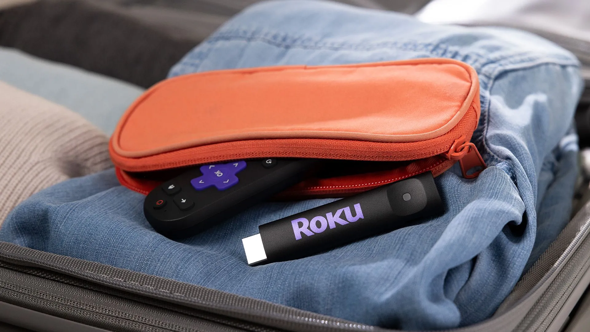 Bộ đôi thiết bị streaming Roku Streaming Stick và Streaming Stick Plus nhỏ gọn trong túi đựng.