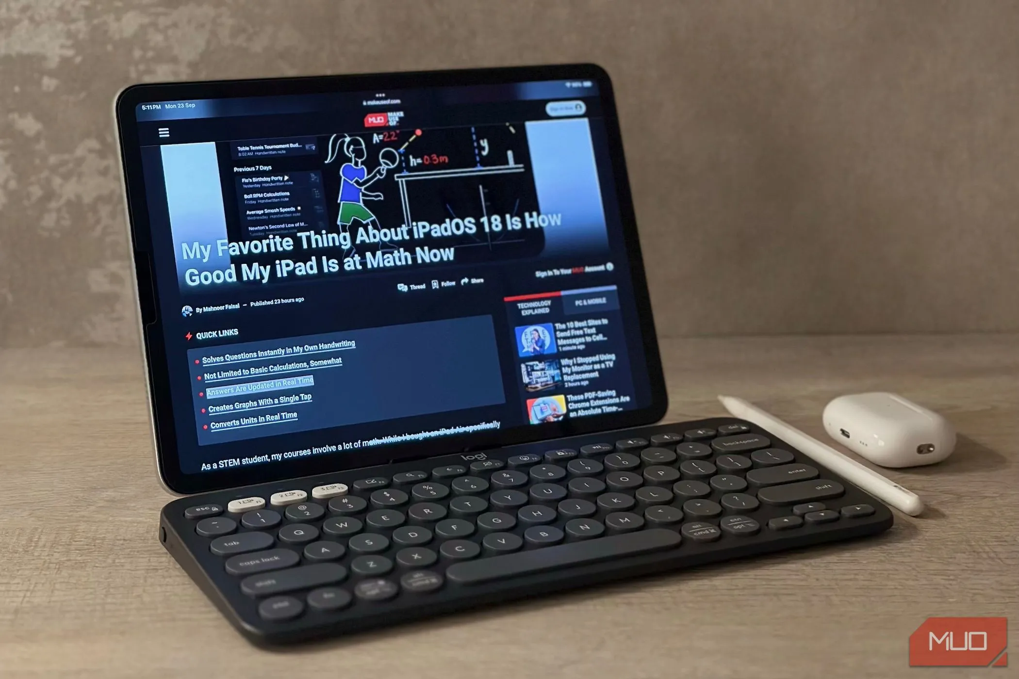 Bộ phụ kiện công nghệ trên bàn gồm iPad, Apple Pencil, bàn phím Logitech Pebble Keys 2 K380s và tai nghe AirPods, thể hiện tính di động và đa năng.