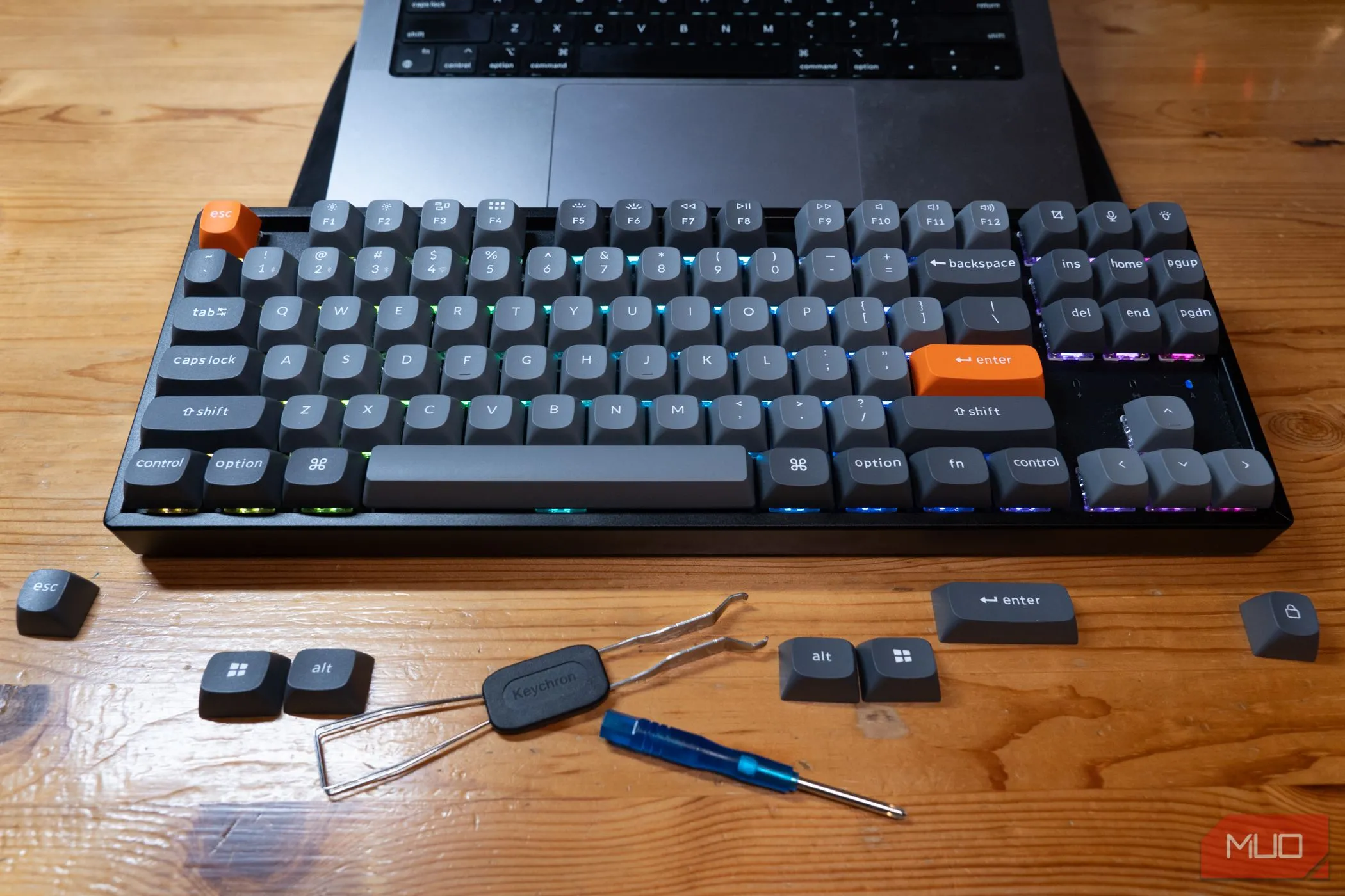 Bộ phụ kiện Keychron K8 Max bao gồm các keycap thay thế cho Windows và macOS cùng keycap Enter màu cam nổi bật.