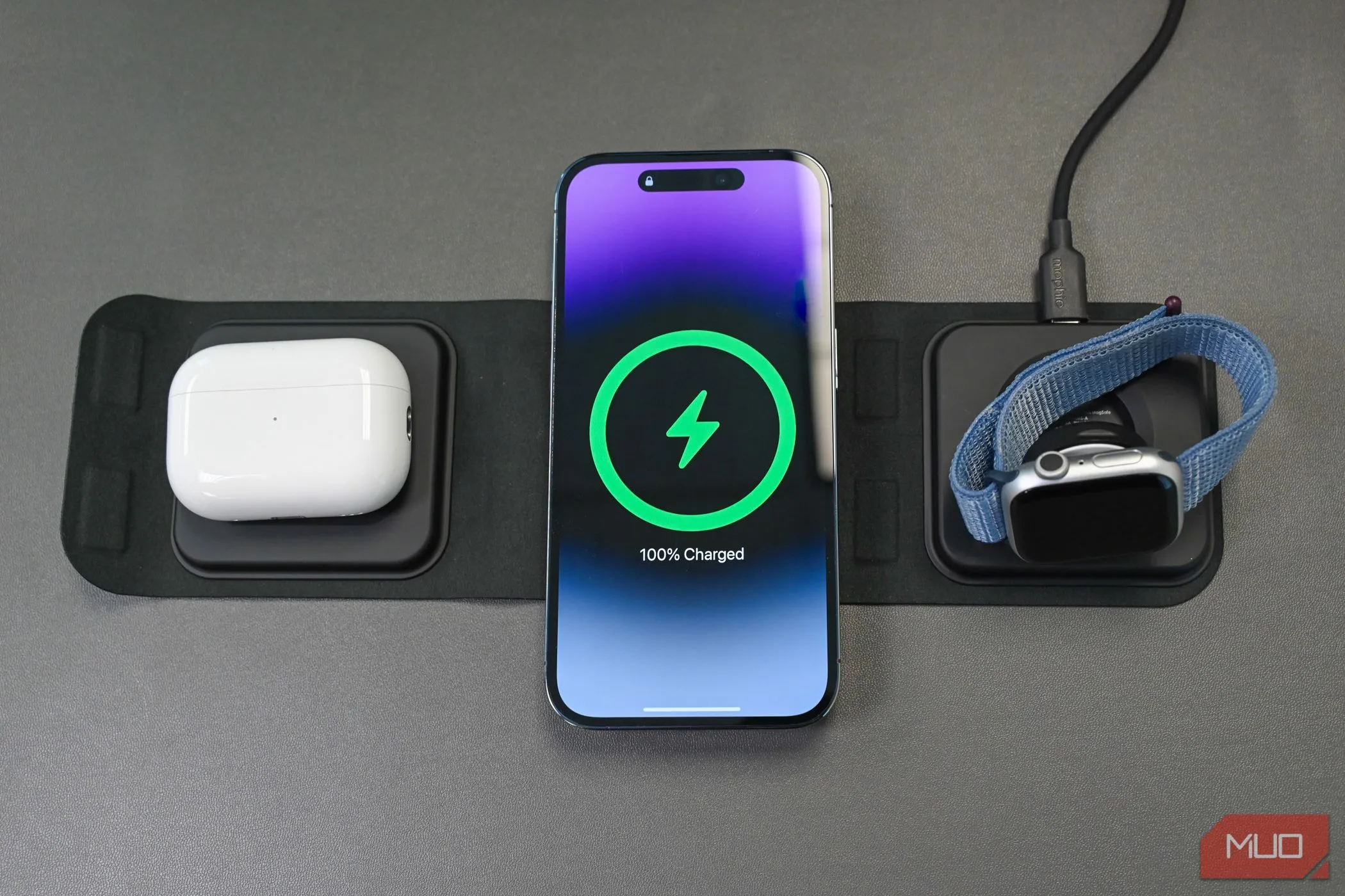 Bộ sạc du lịch Mophie 3 trong 1, thể hiện sự tiện lợi của các giải pháp sạc hiện đại, kể cả sạc qua đêm.