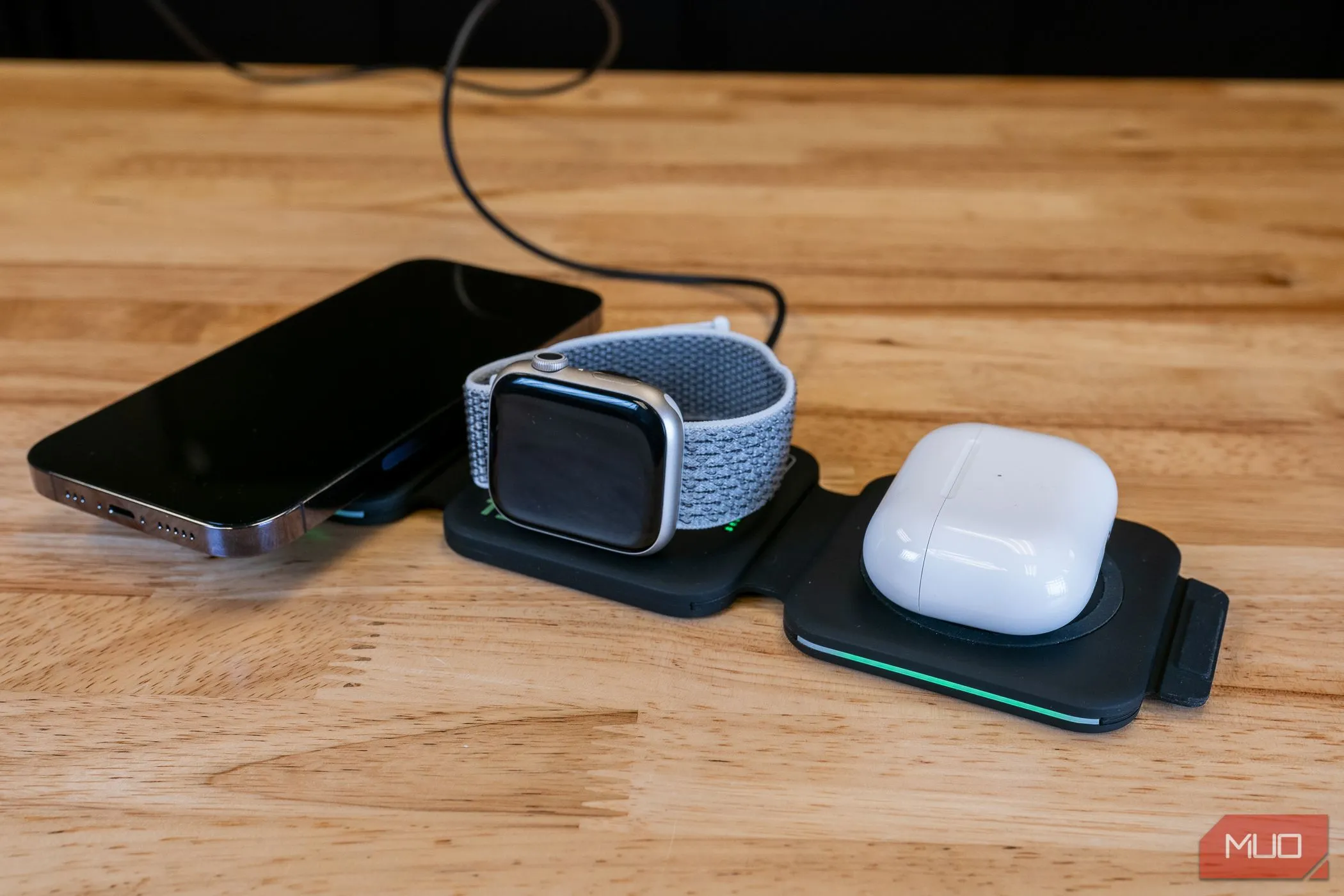 Bộ sạc không dây Infinacore T3 sạc iPhone, Apple Watch và AirPods