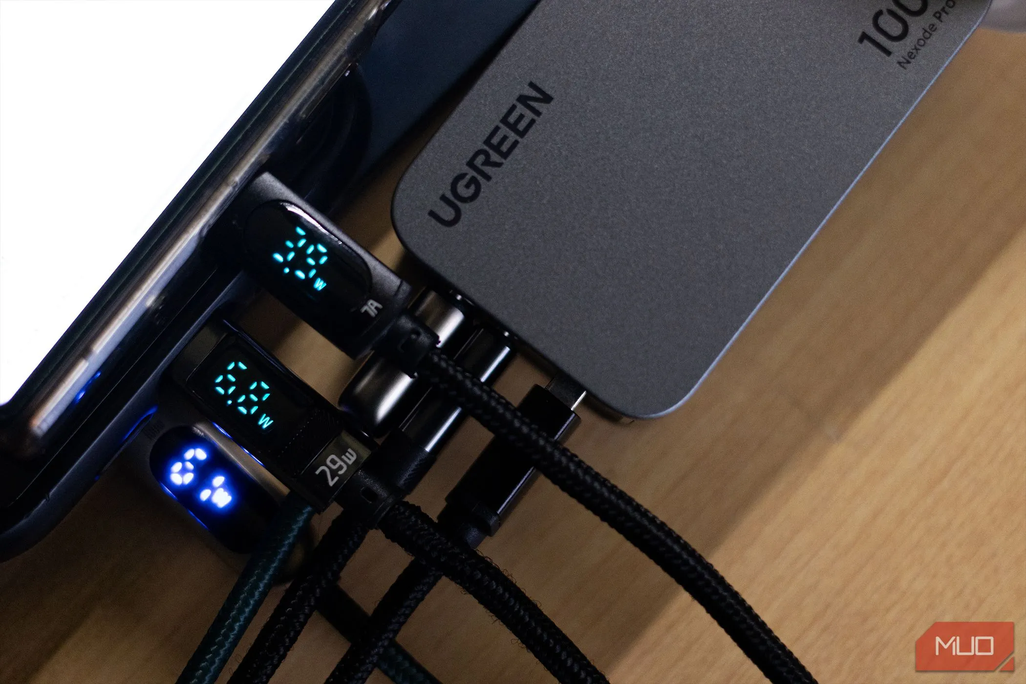 Bộ sạc tường Ugreen Nexode Pro 100W USB-C hiển thị công suất đầu ra, nhấn mạnh vai trò của cáp chất lượng cao