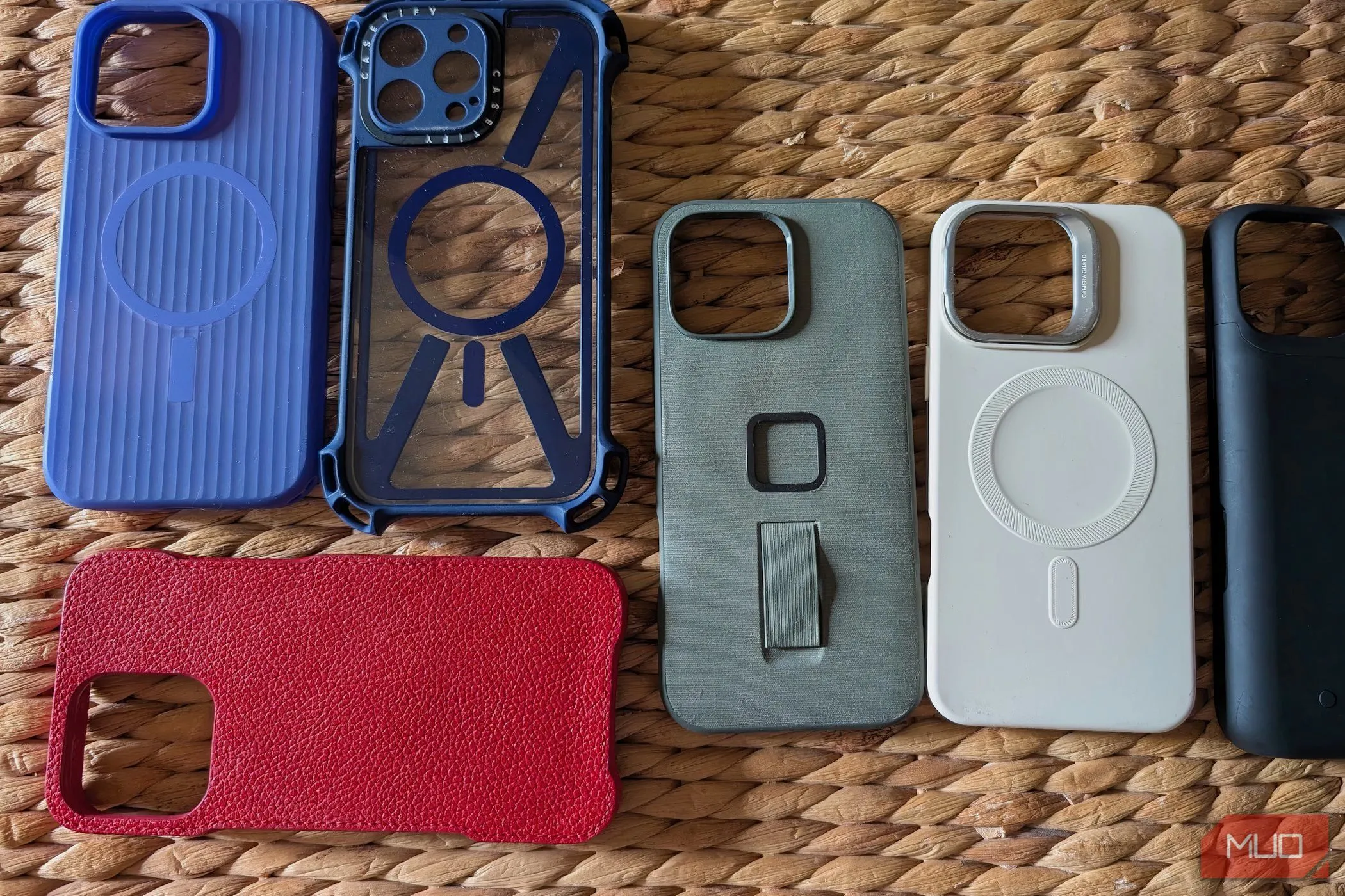 Bộ sưu tập ốp lưng iPhone nhiều màu sắc đặt cạnh nhau