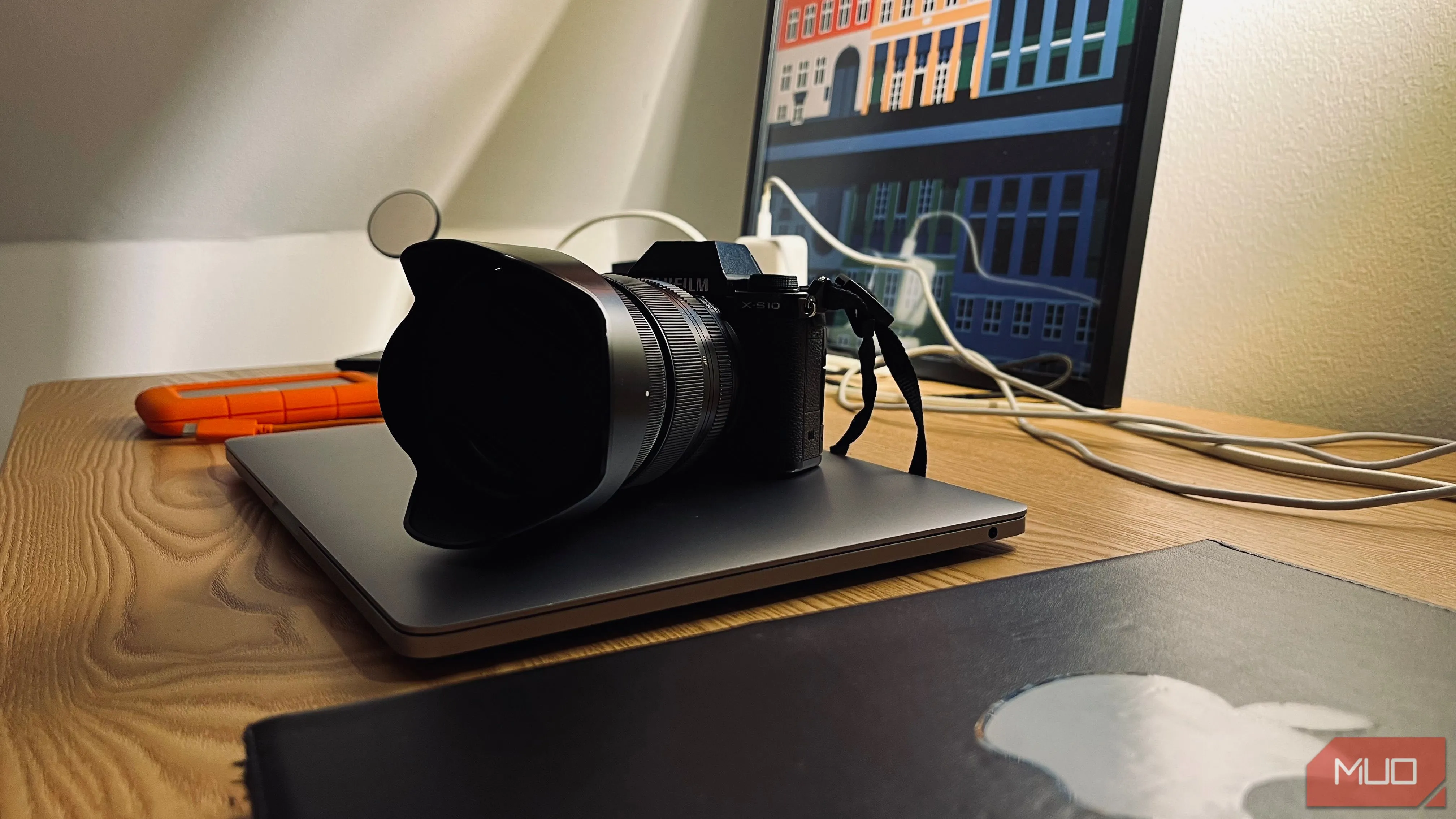 Bộ sưu tập thiết bị công nghệ bao gồm máy ảnh và laptop đặt cạnh nhau, ý tưởng chụp ảnh gadget.